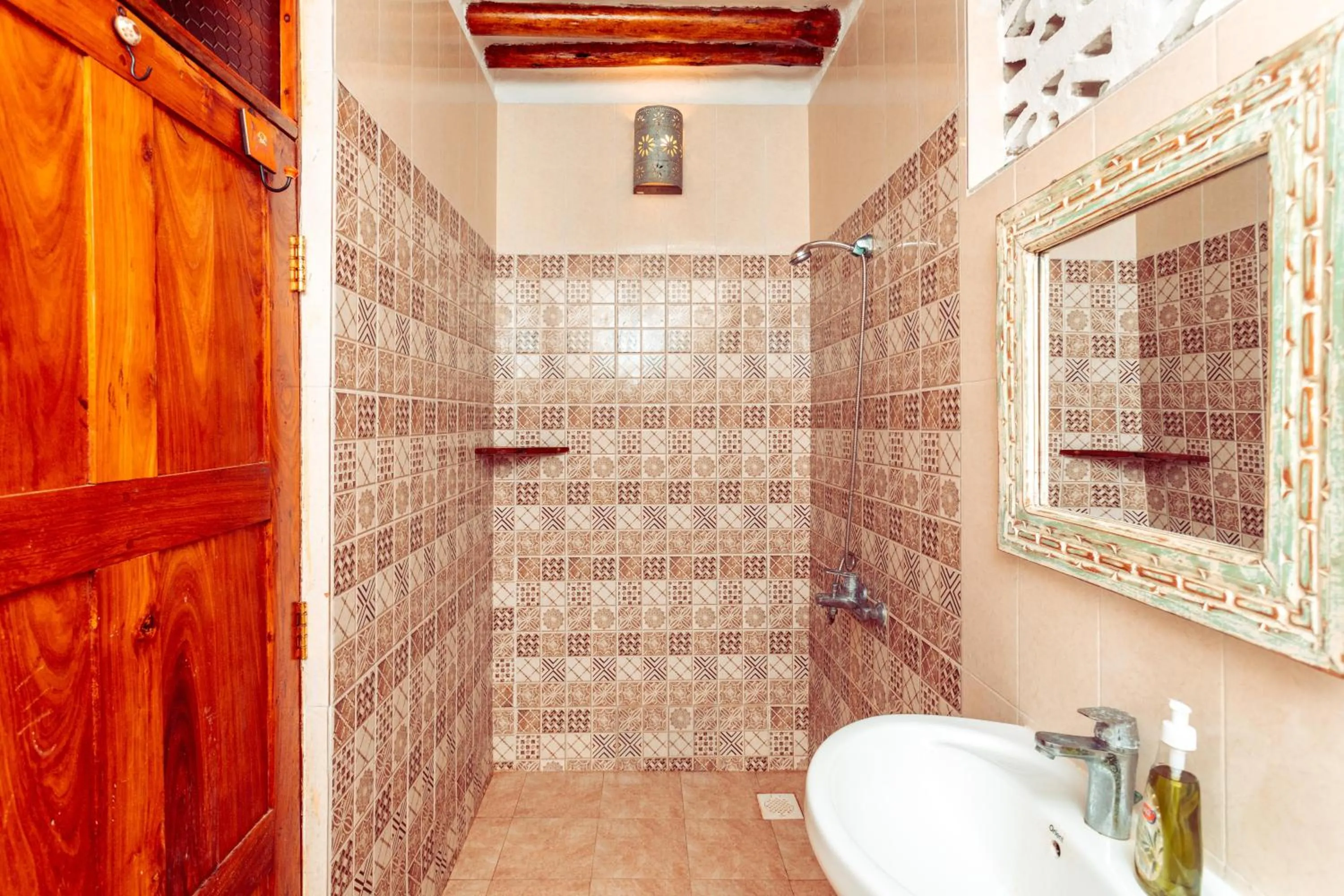 Shower in Demani Lodge Zanzibar