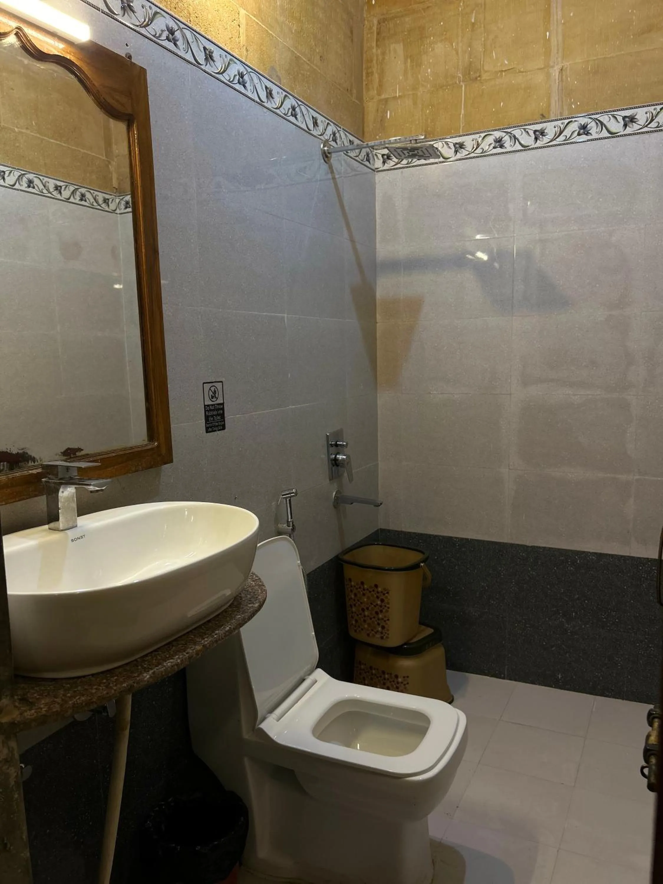 Shower in Hotel Pol Haveli Jaisalmer