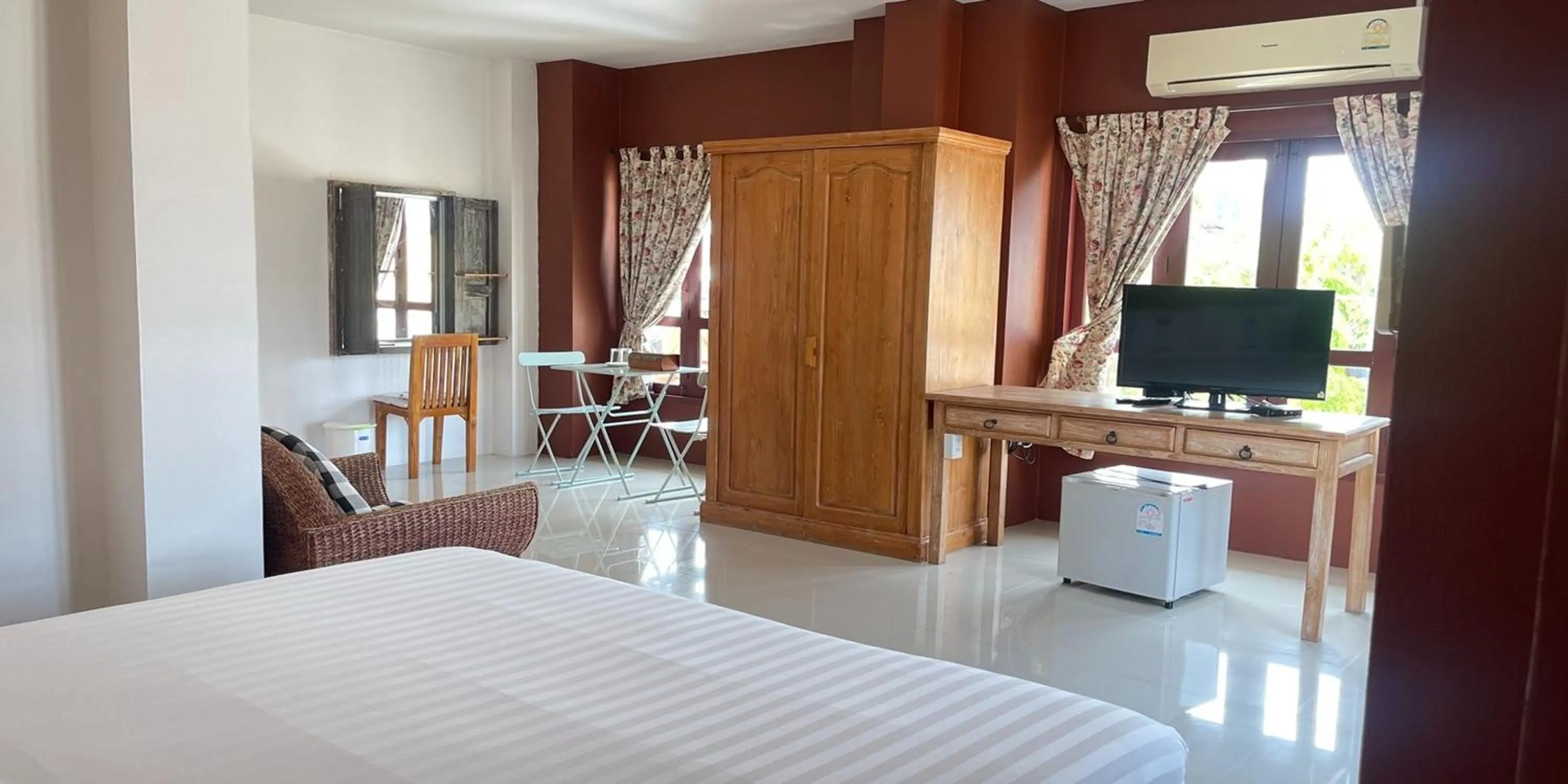 TV and multimedia, Bed in Yellow Tique Hotel