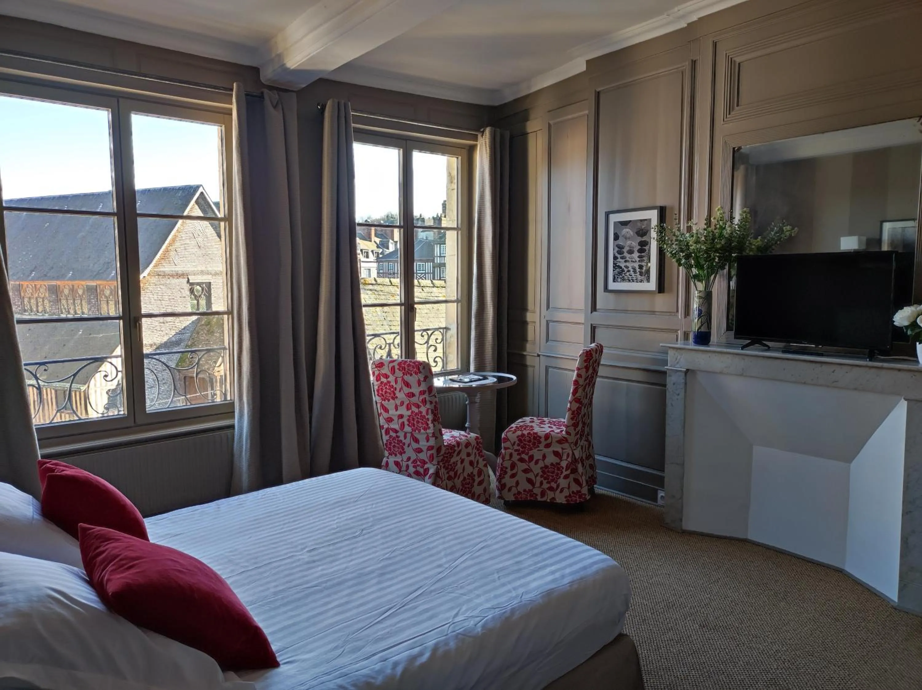 Photo of the whole room, Bed in Mansion Victorine