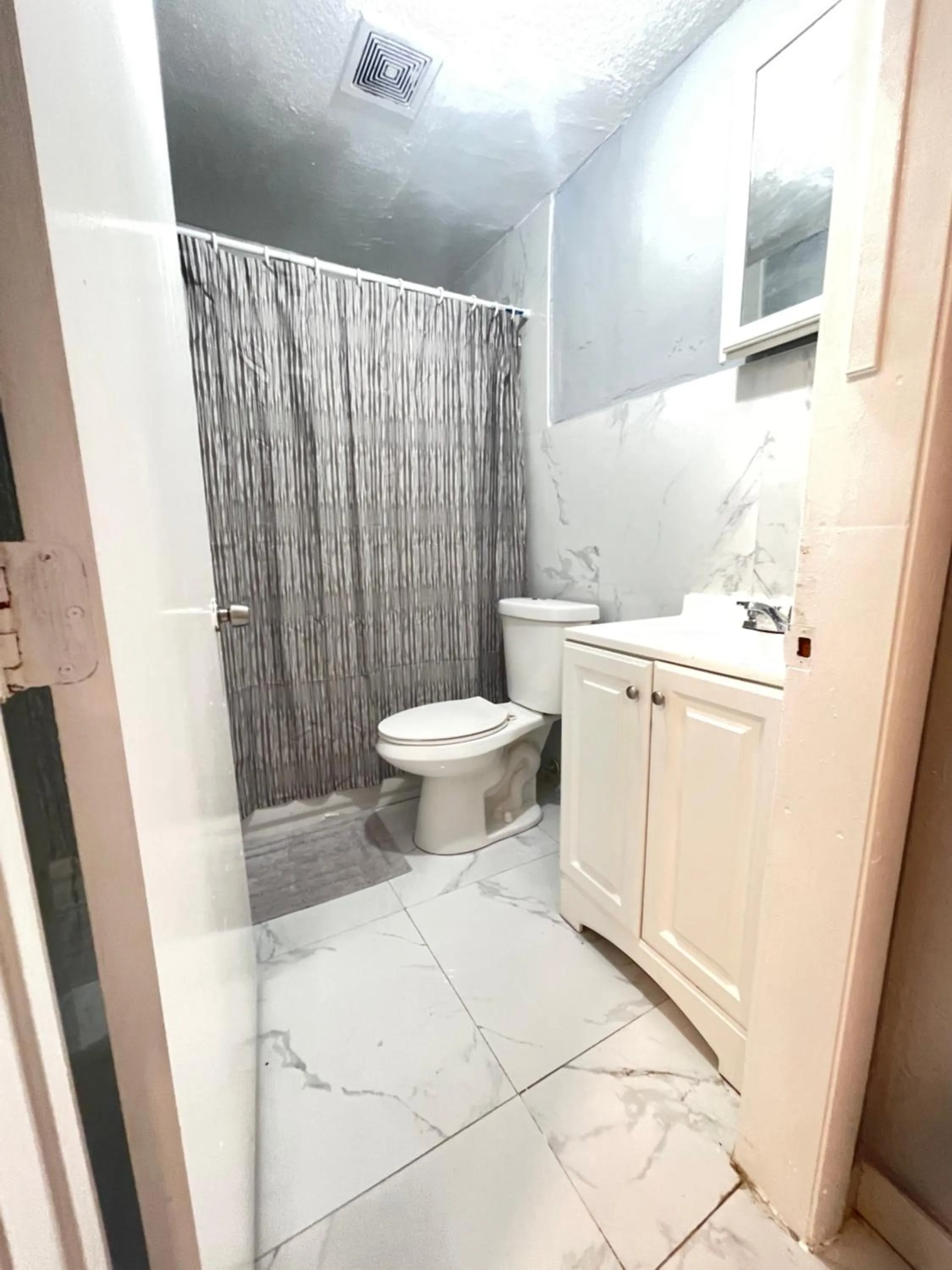 Bathroom in Graffiti Wynwood