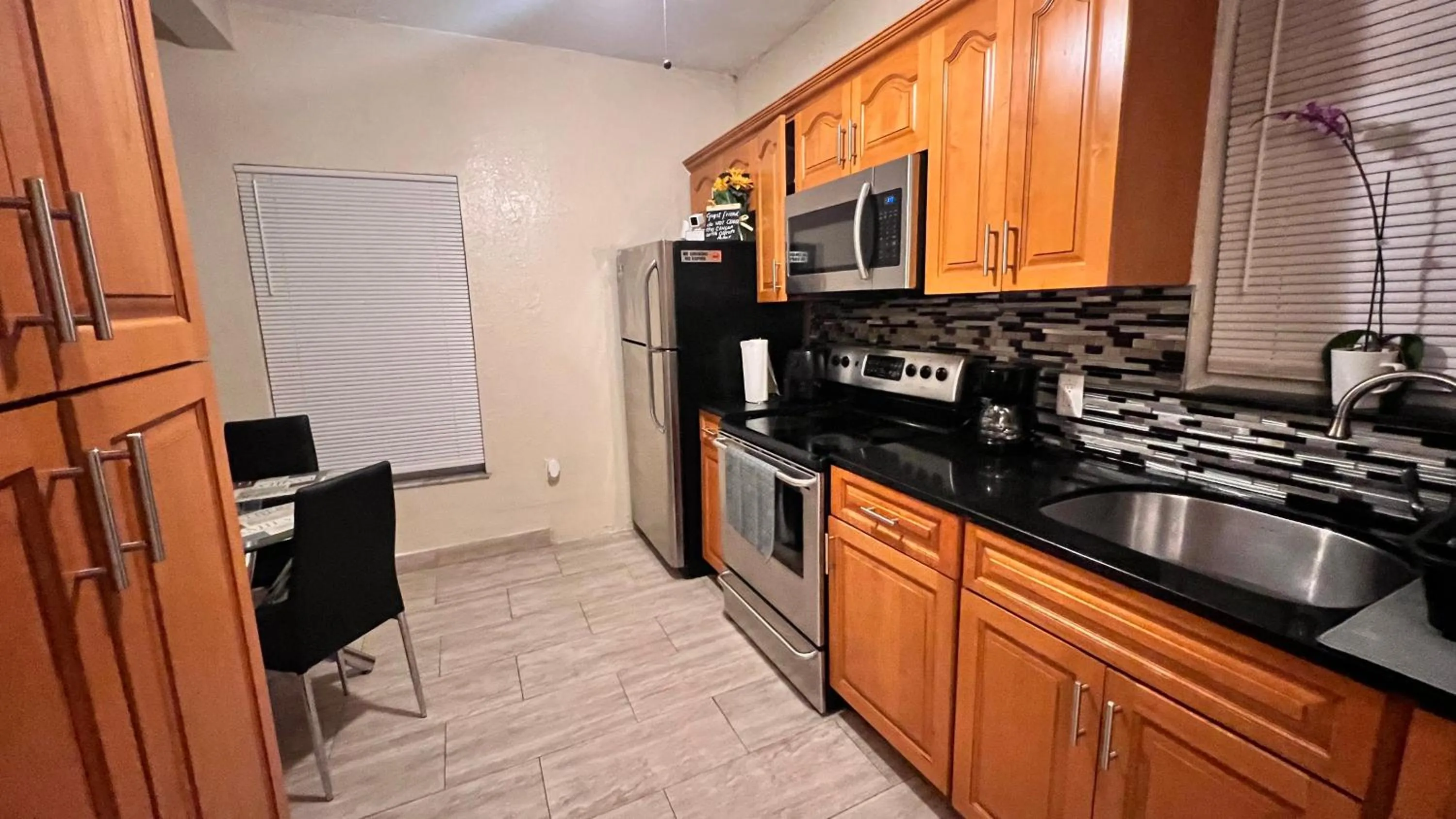 Dining area in Graffiti Wynwood