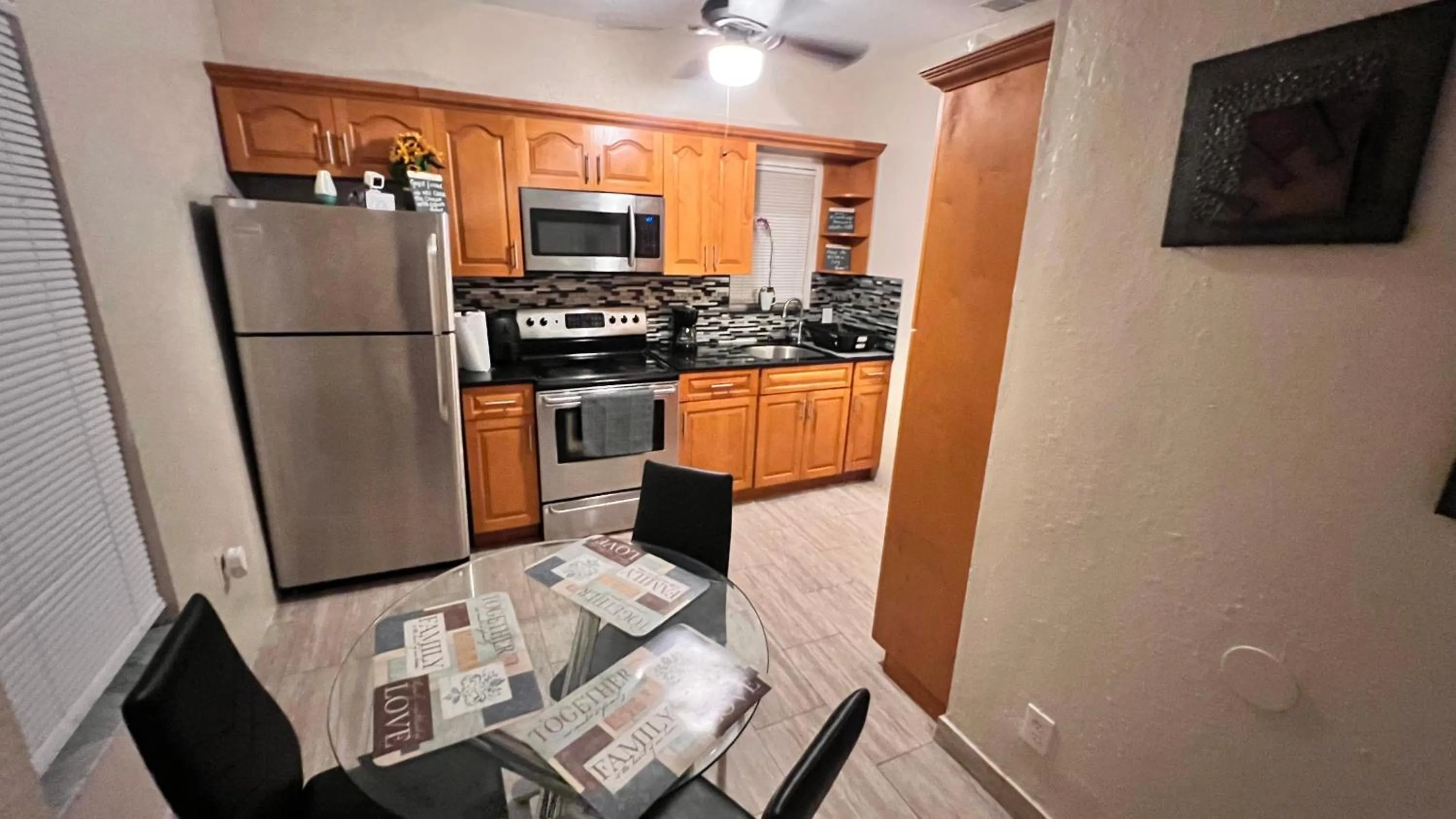 Dining area in Graffiti Wynwood