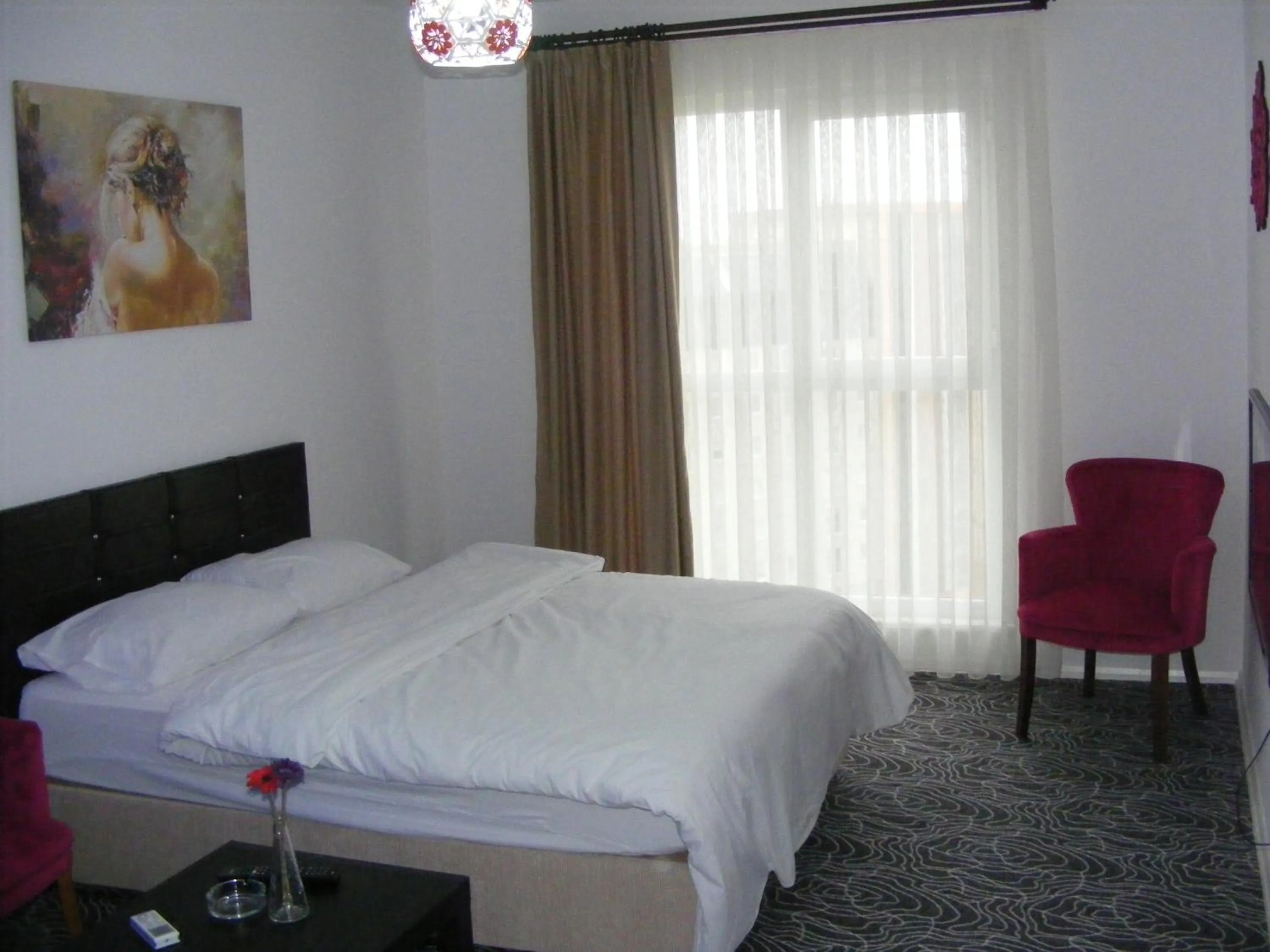 Photo of the whole room, Bed in KAT11