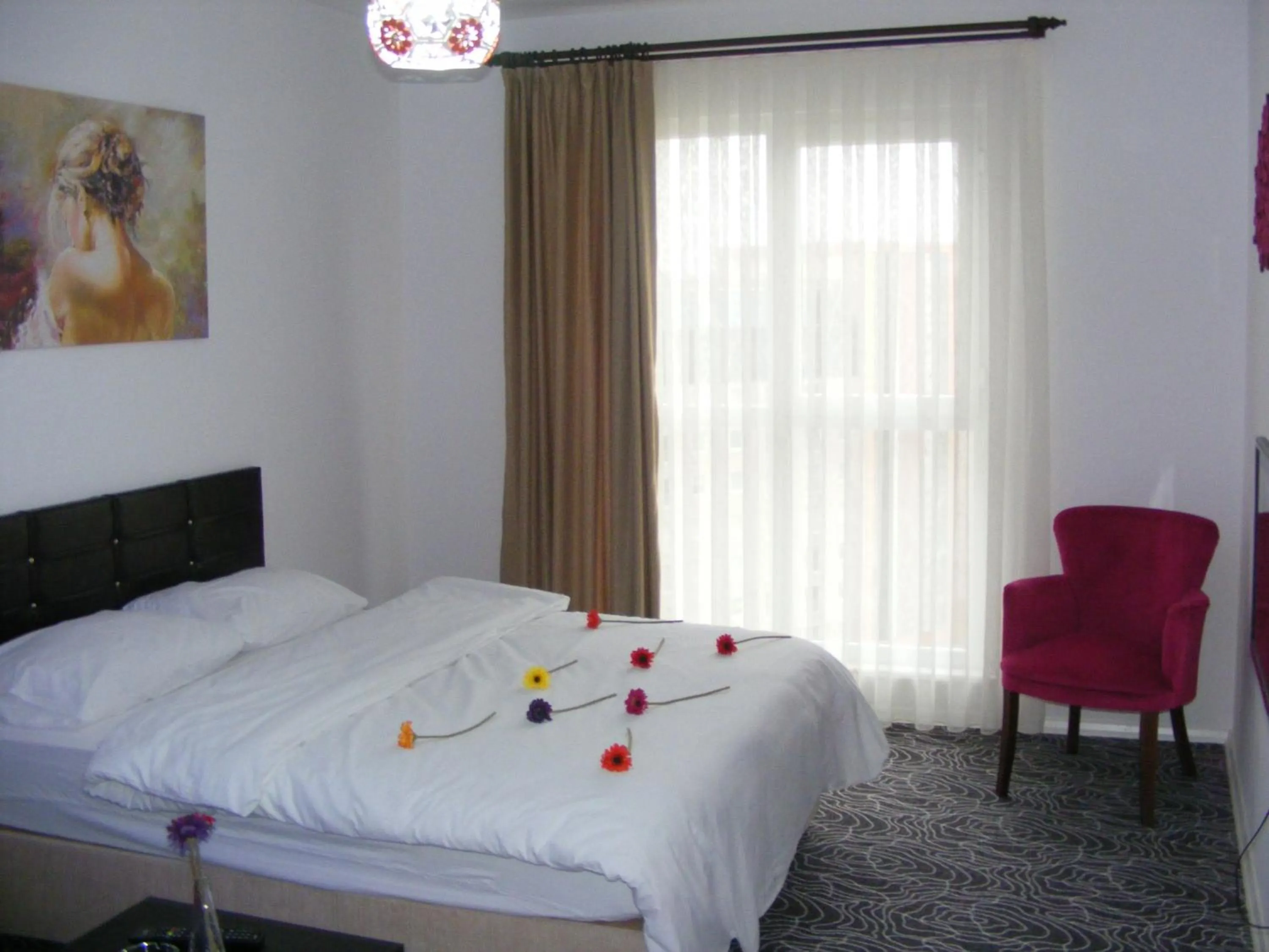Photo of the whole room, Bed in KAT11