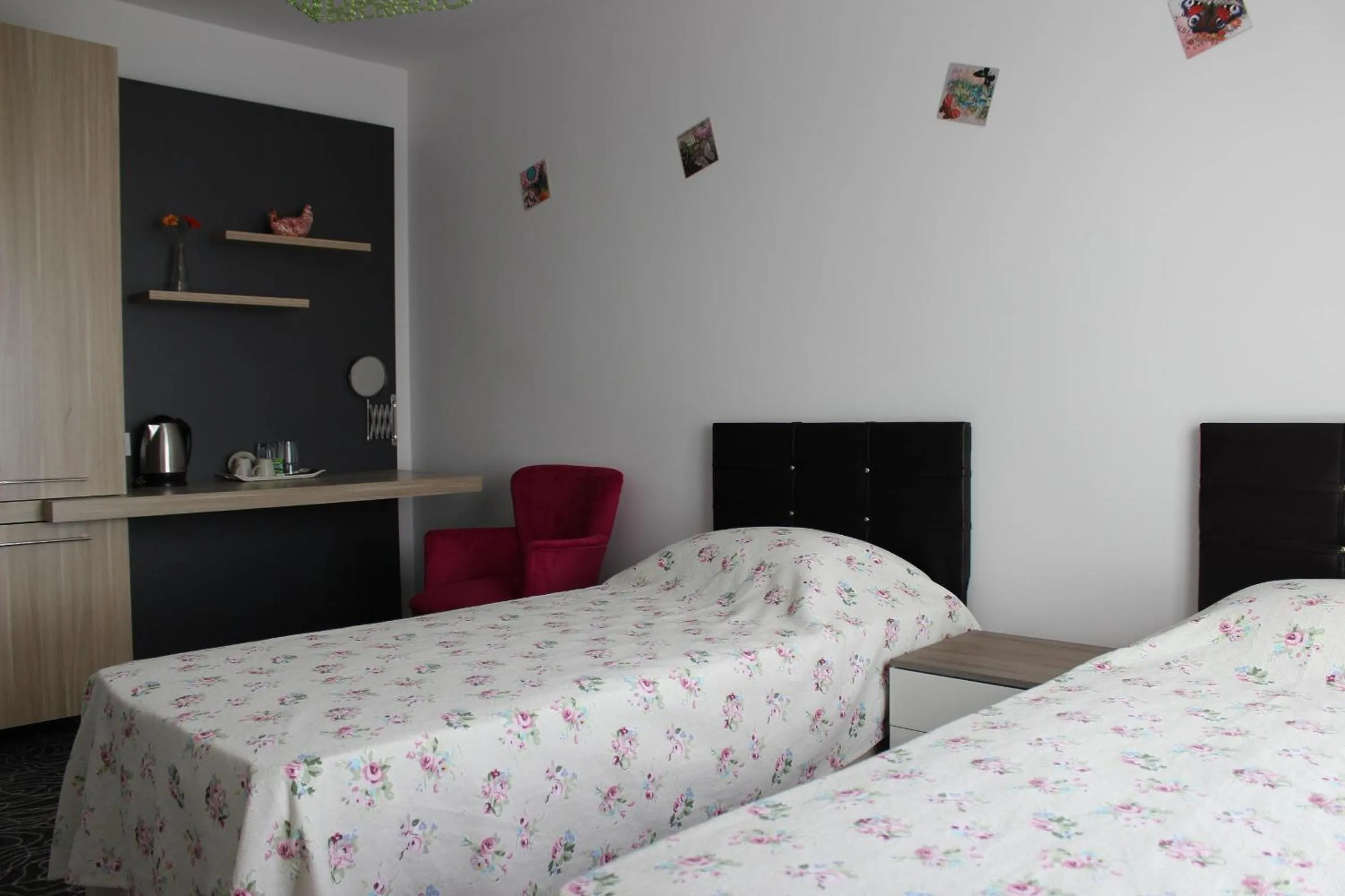Photo of the whole room, Bed in KAT11