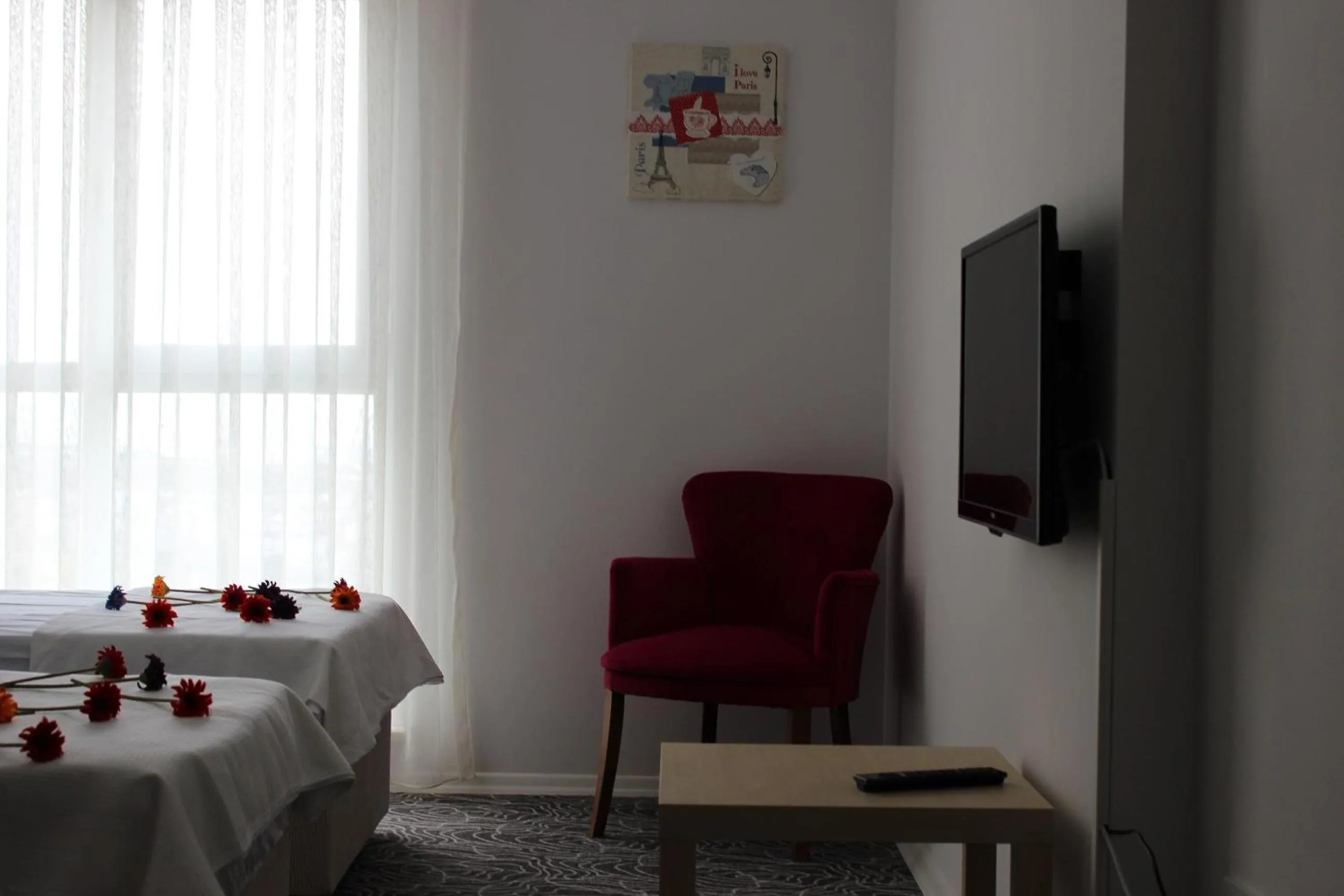 Photo of the whole room, Bed in KAT11