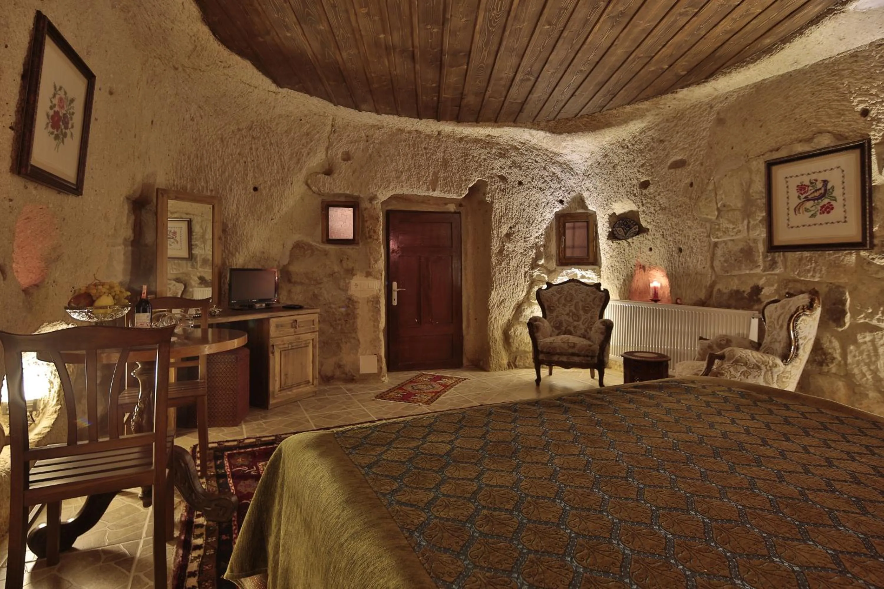 Photo of the whole room, Bed in Turkish Cave House