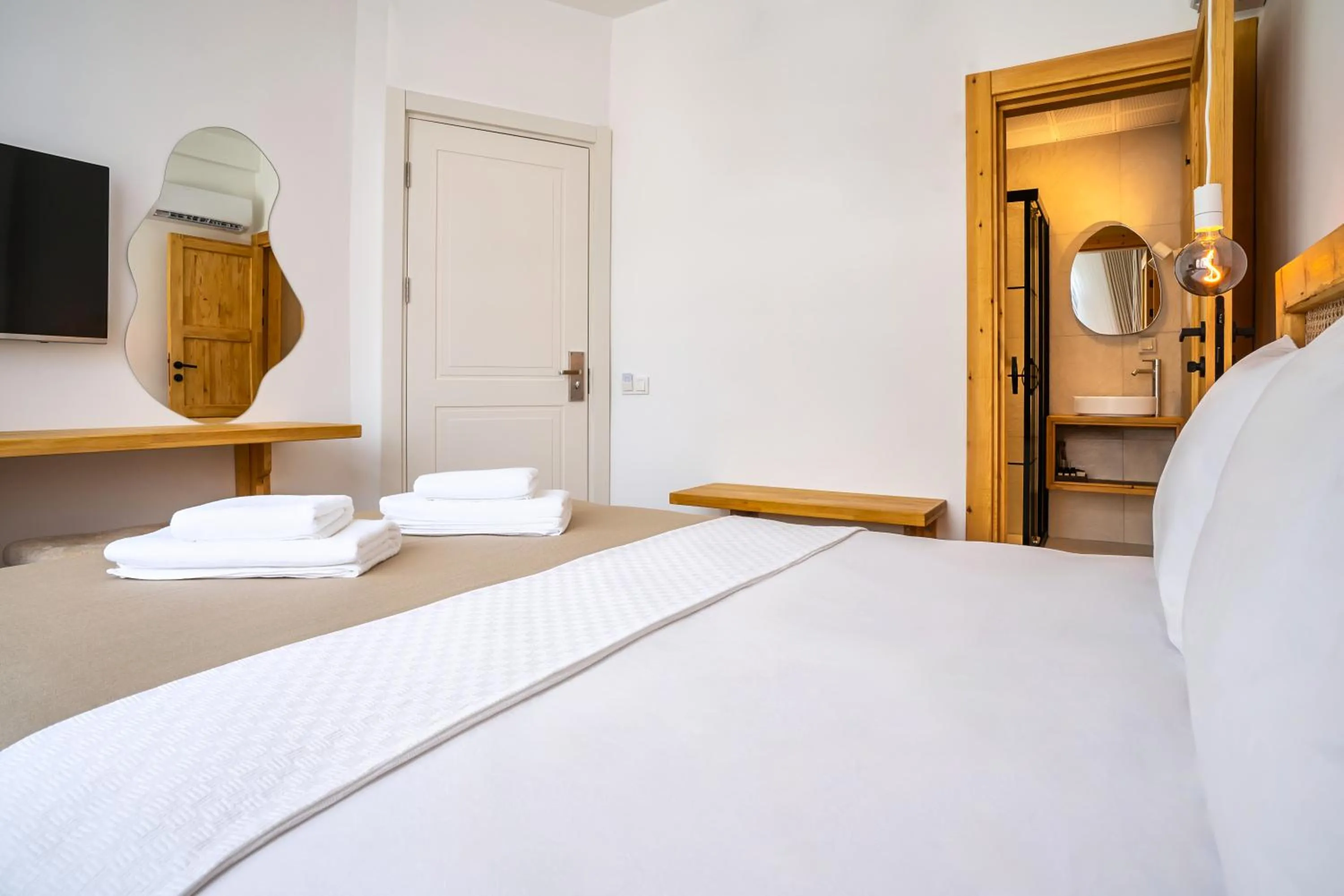 Photo of the whole room, Bed in Audo Local