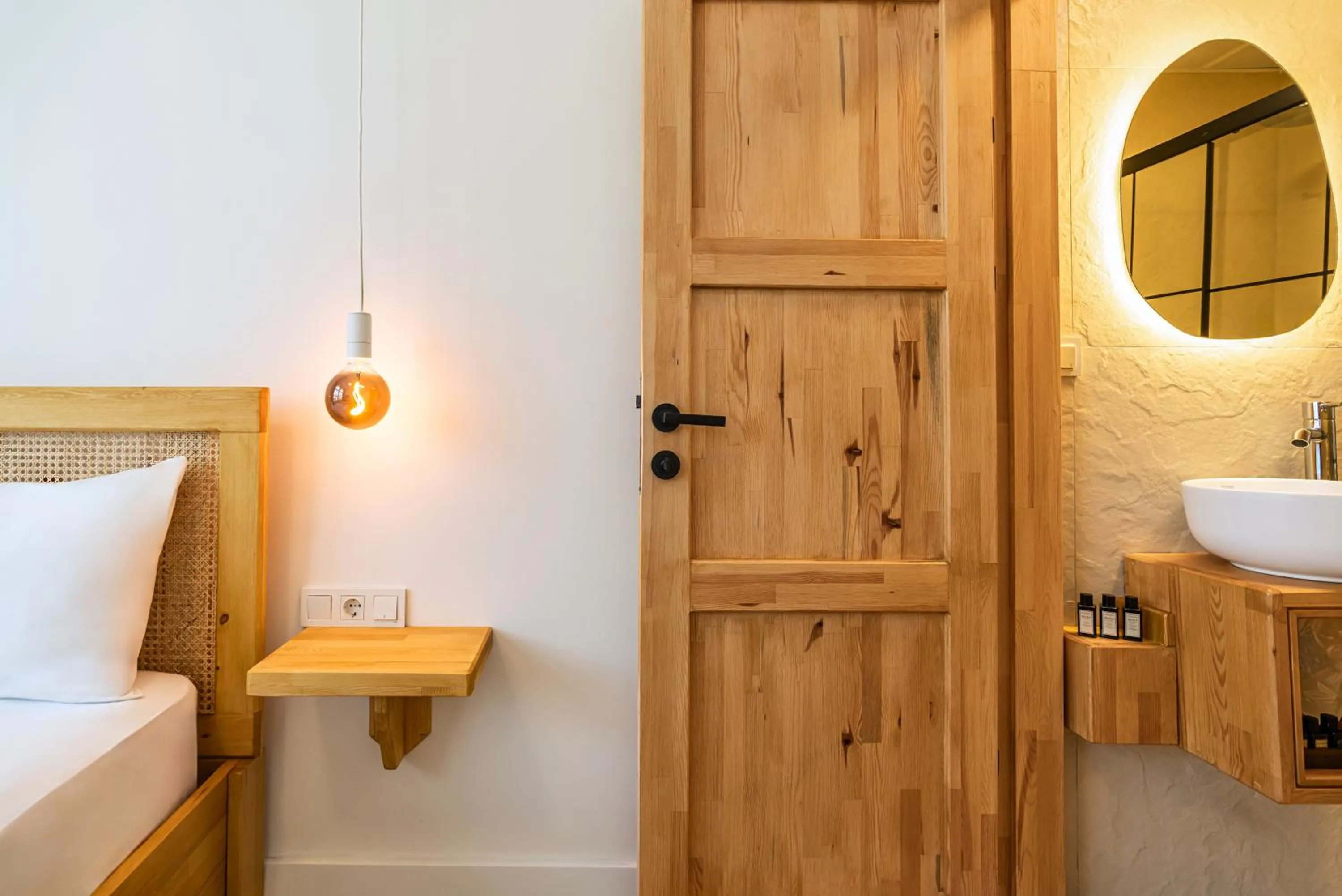 Photo of the whole room, Bed in Audo Local