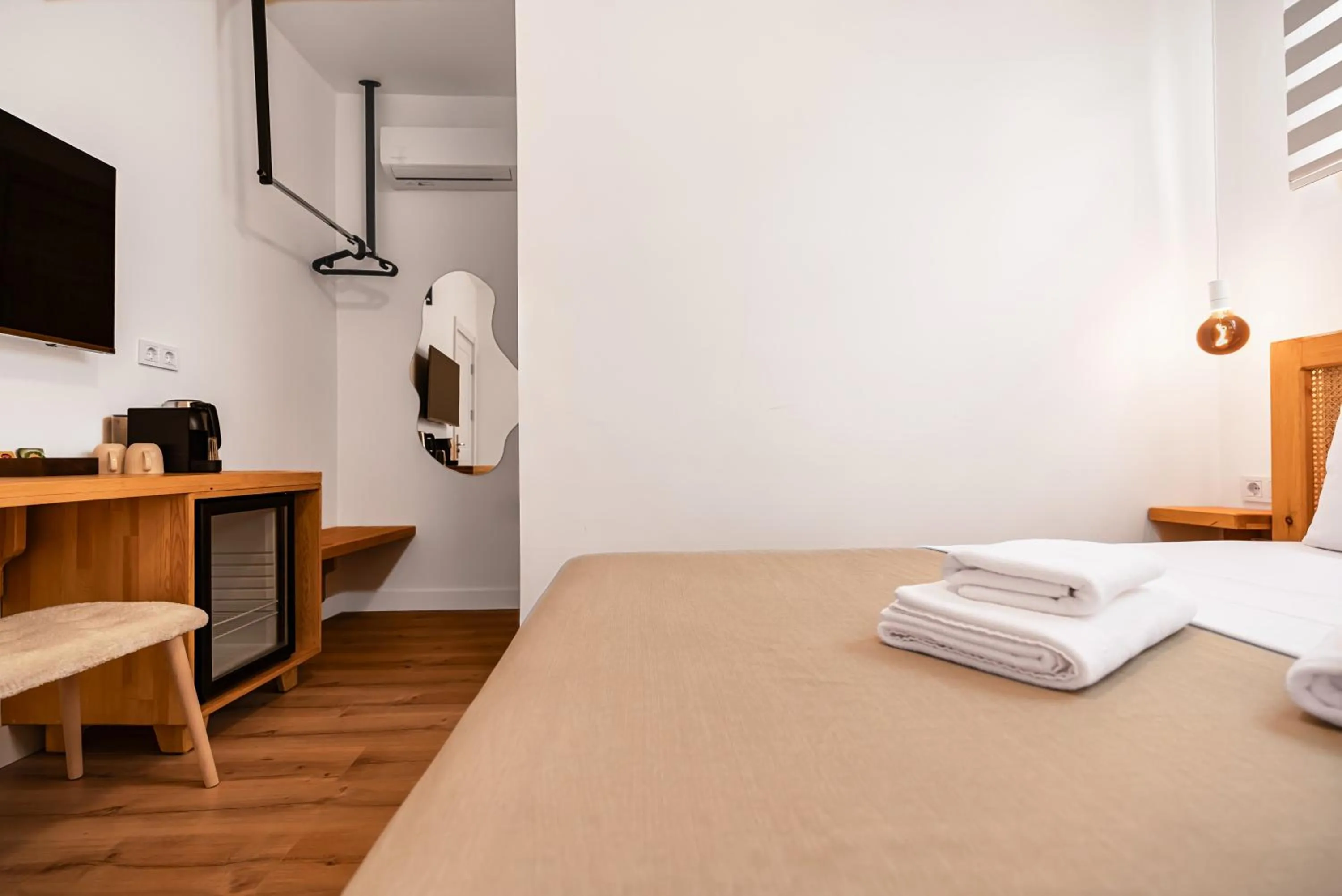 Photo of the whole room, Bed in Audo Local