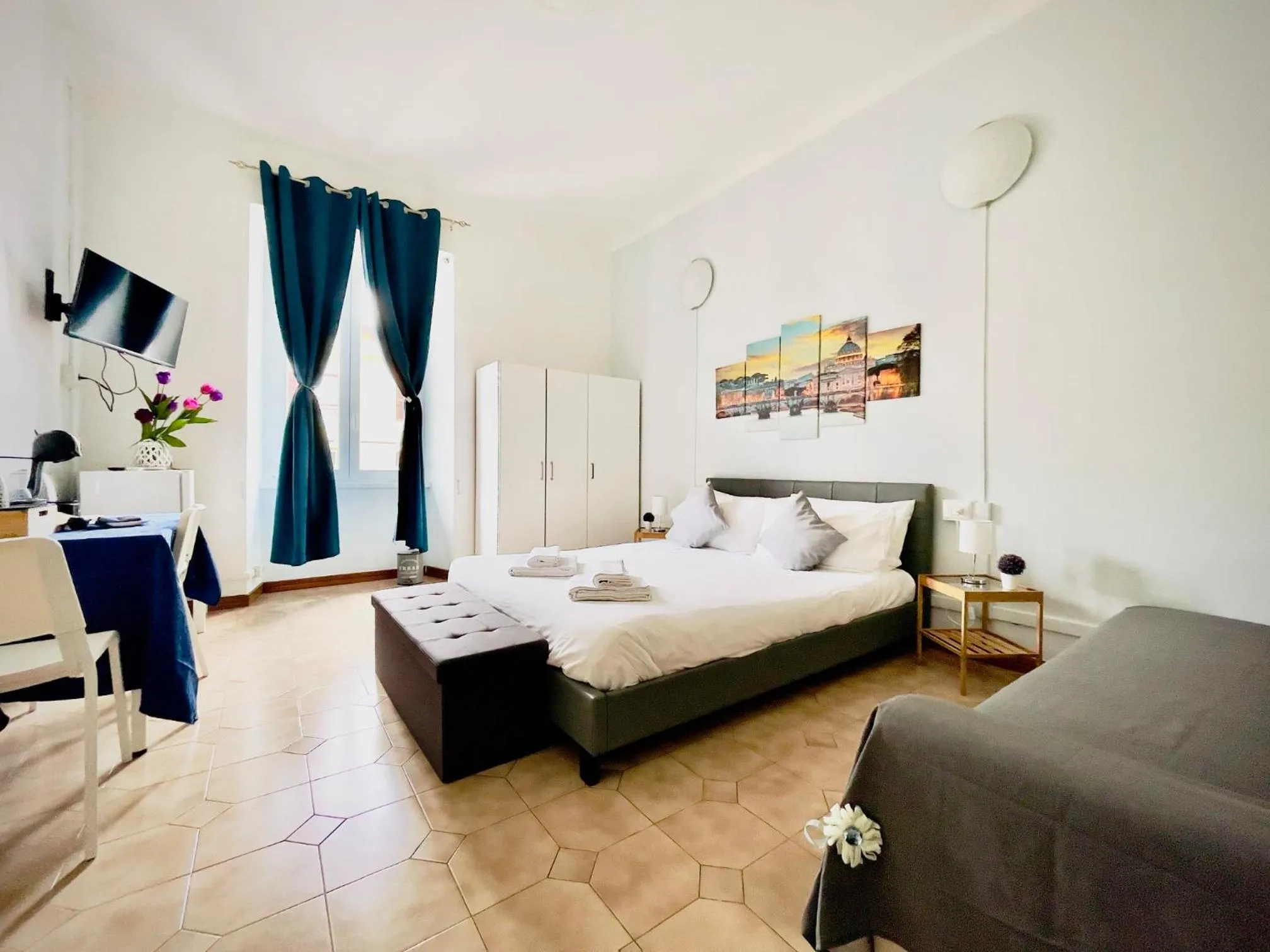 Photo of the whole room, Bed in Rome Room Vatican