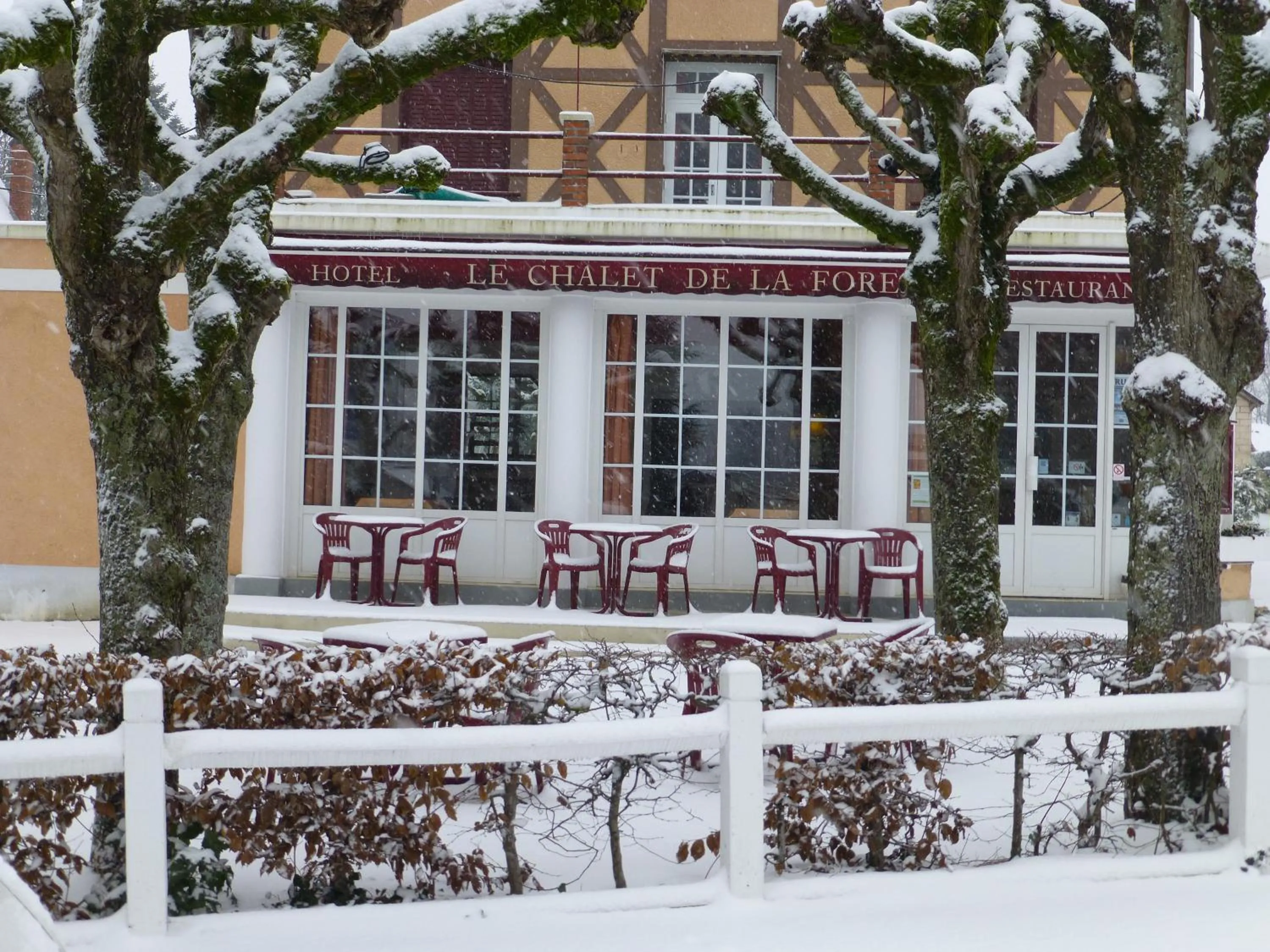 Facade/entrance in Le Chalet de la Foret Hôtel 3 étoiles et Restaurant