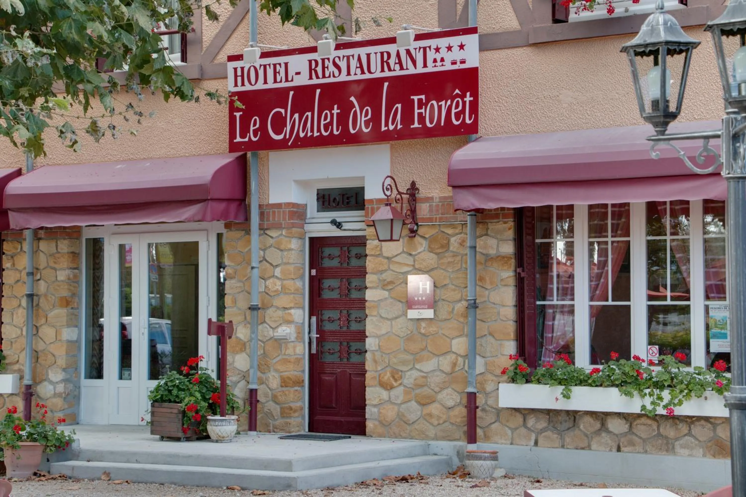 Facade/entrance in Le Chalet de la Foret Hôtel 3 étoiles et Restaurant