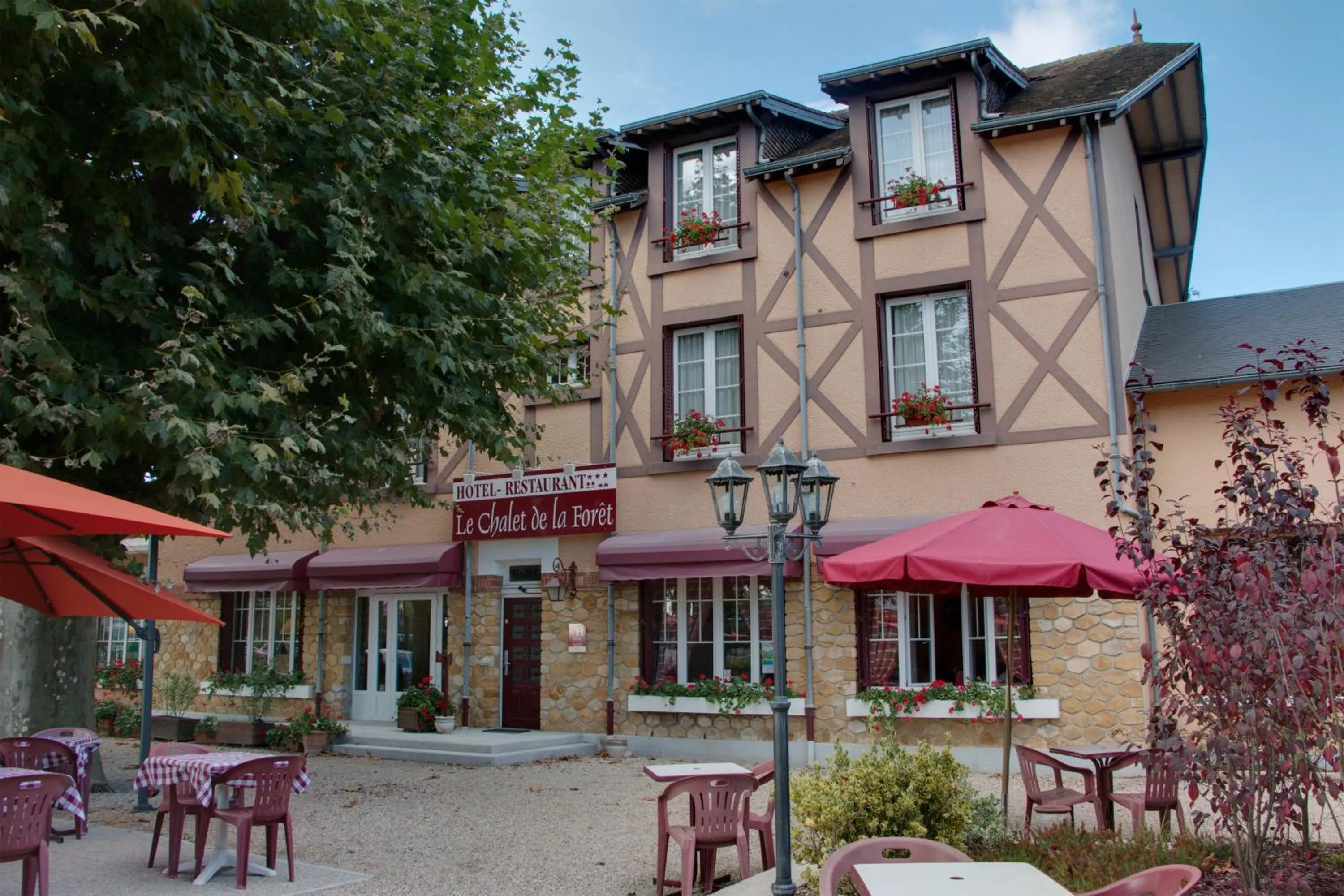 Facade/entrance in Le Chalet de la Foret Hôtel 3 étoiles et Restaurant