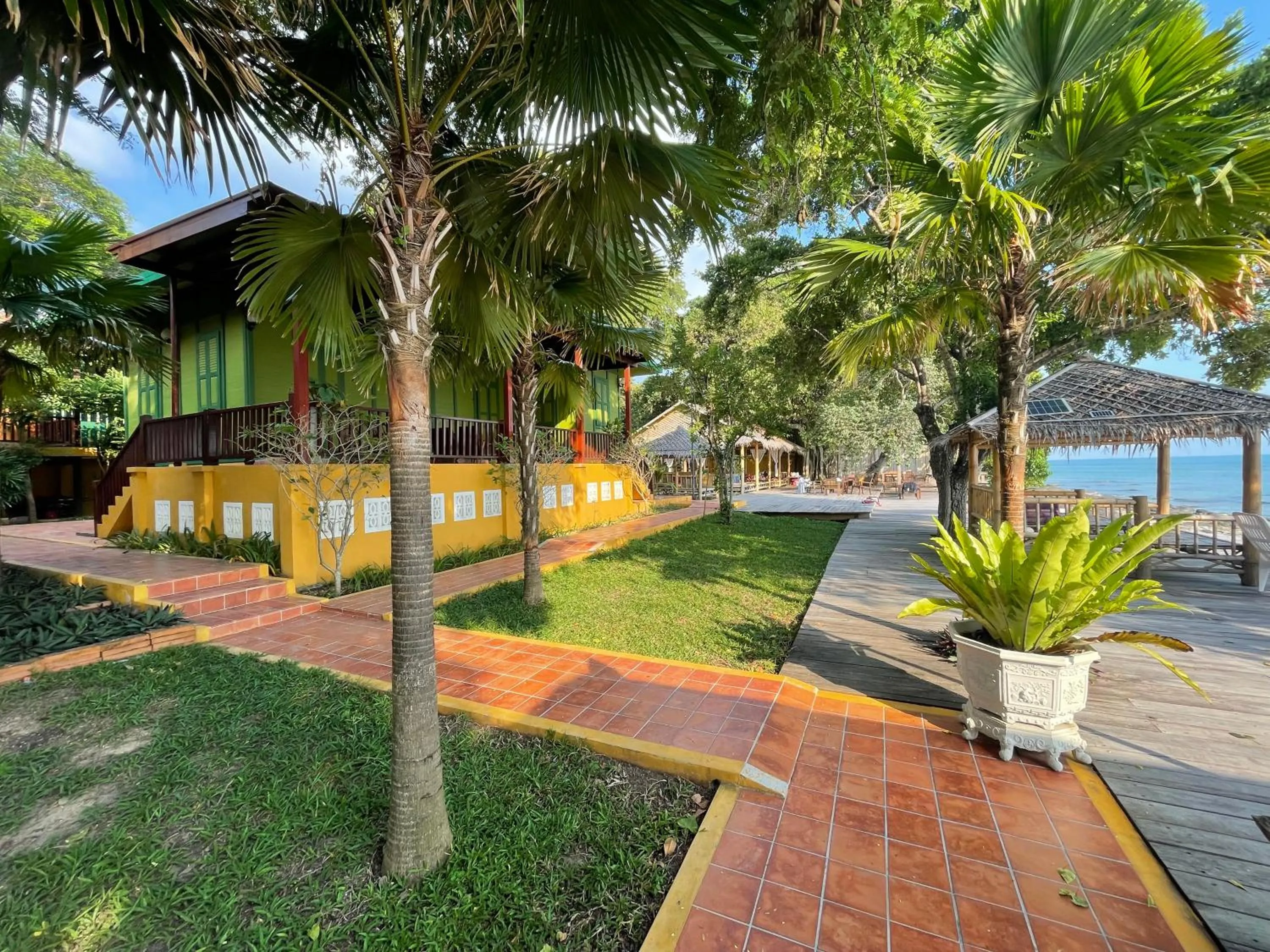 Garden view in Phaluai Villa