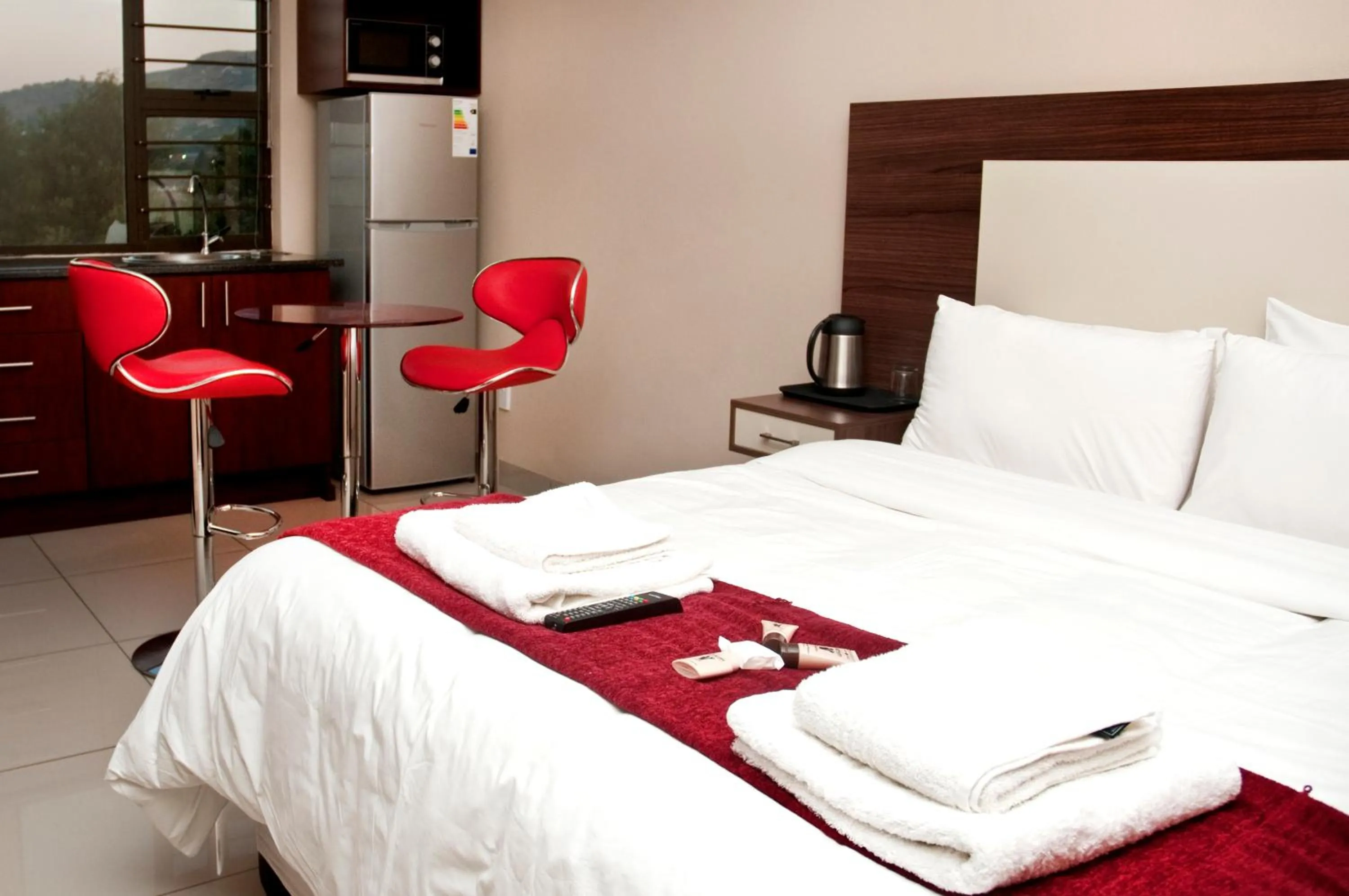 Photo of the whole room, Bed in Eagle Nest Luxury Accommodation