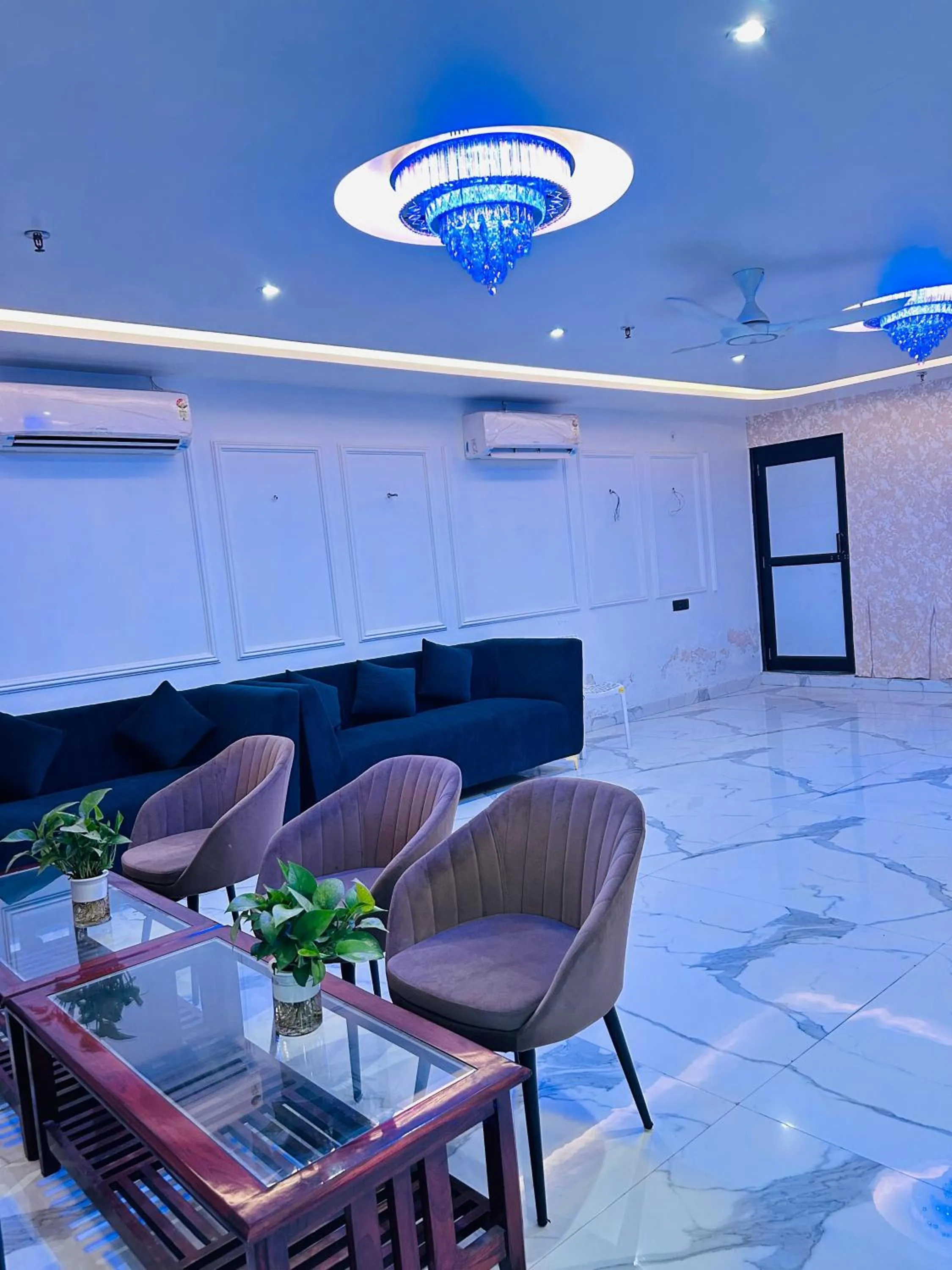 Communal lounge/ TV room in Raksha Suites & Banquet Greater Noida