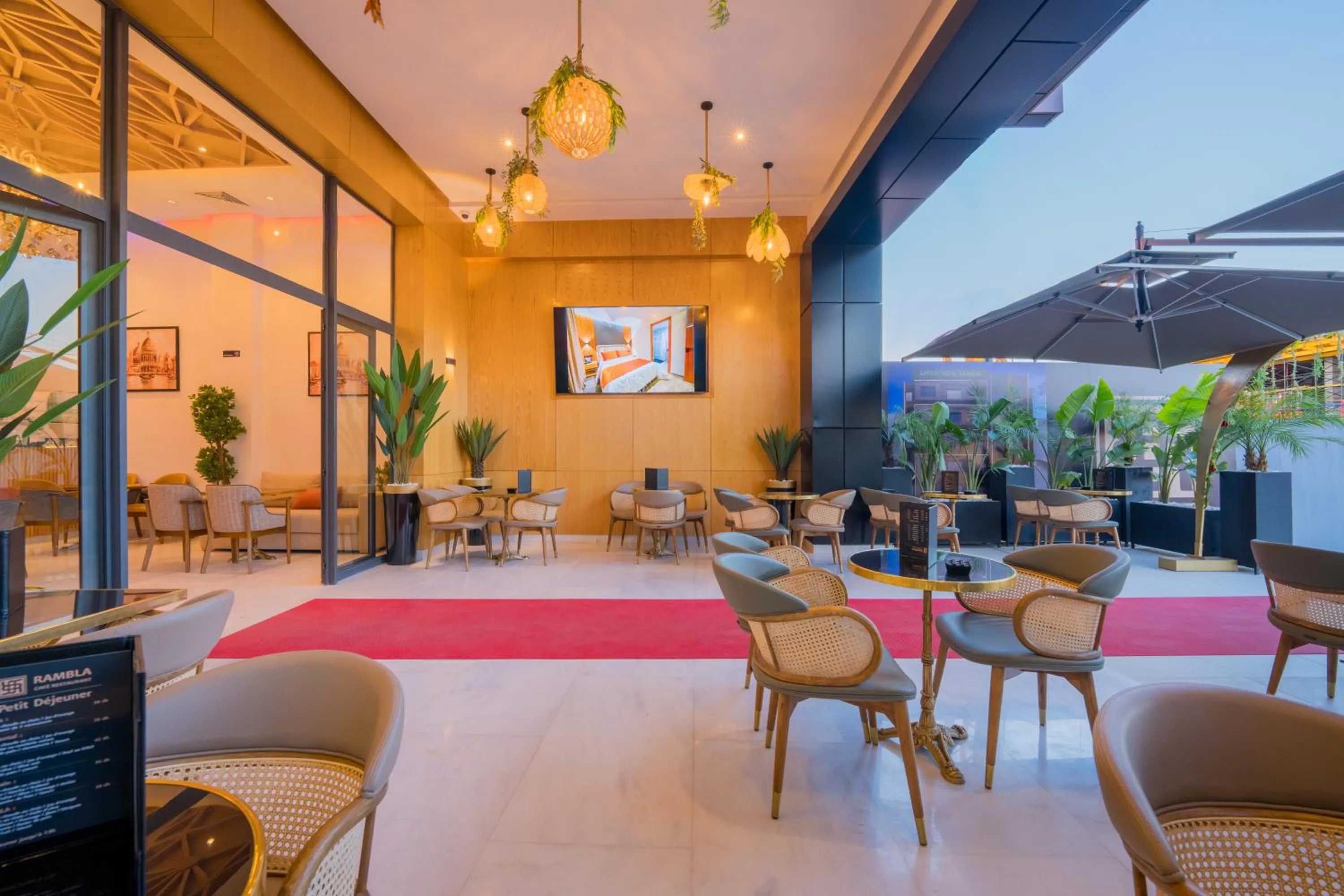 Restaurant/places to eat in Appart Hôtel Rambla