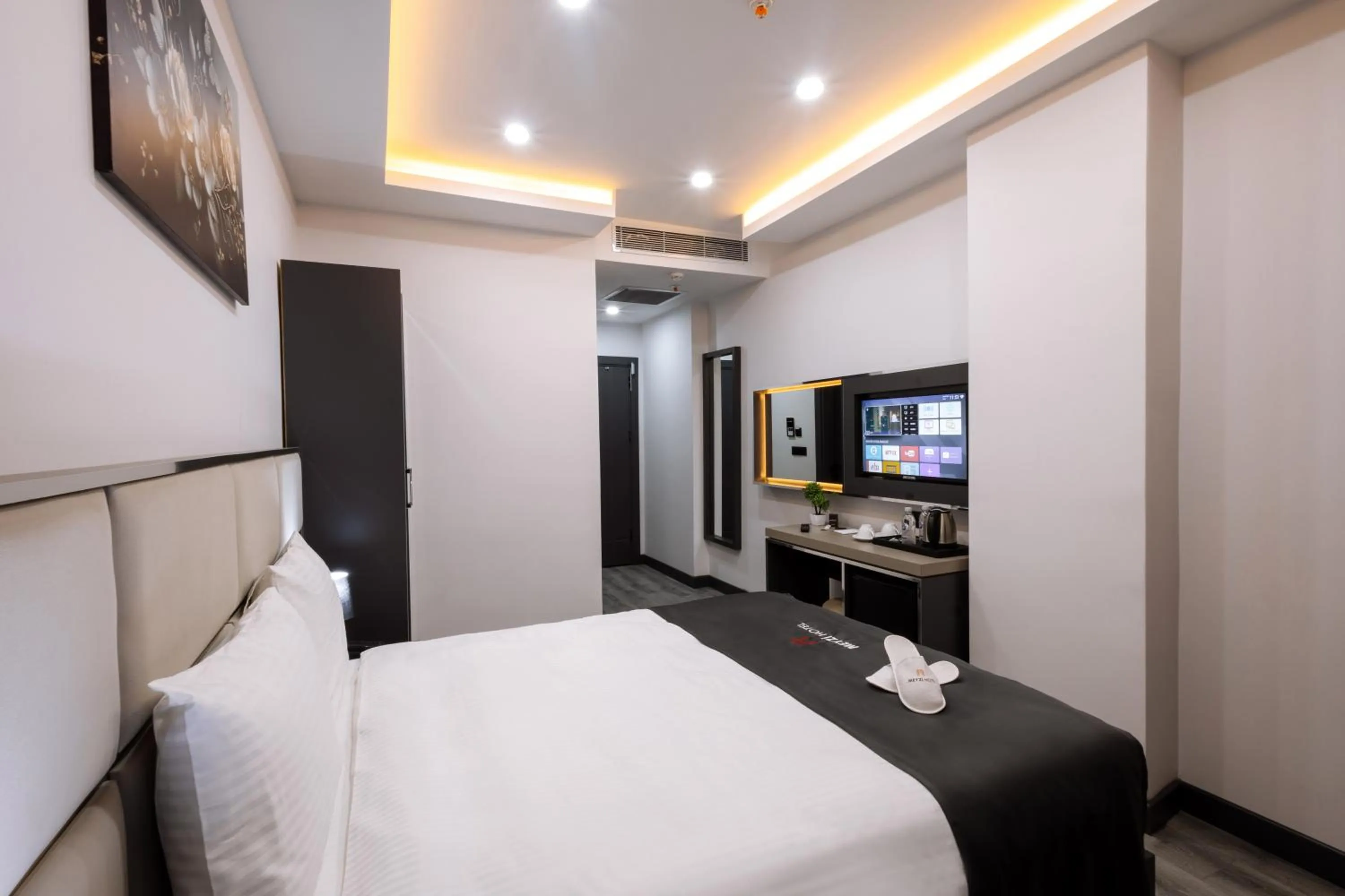 Communal lounge/ TV room, Bed in Meyzi Hotel