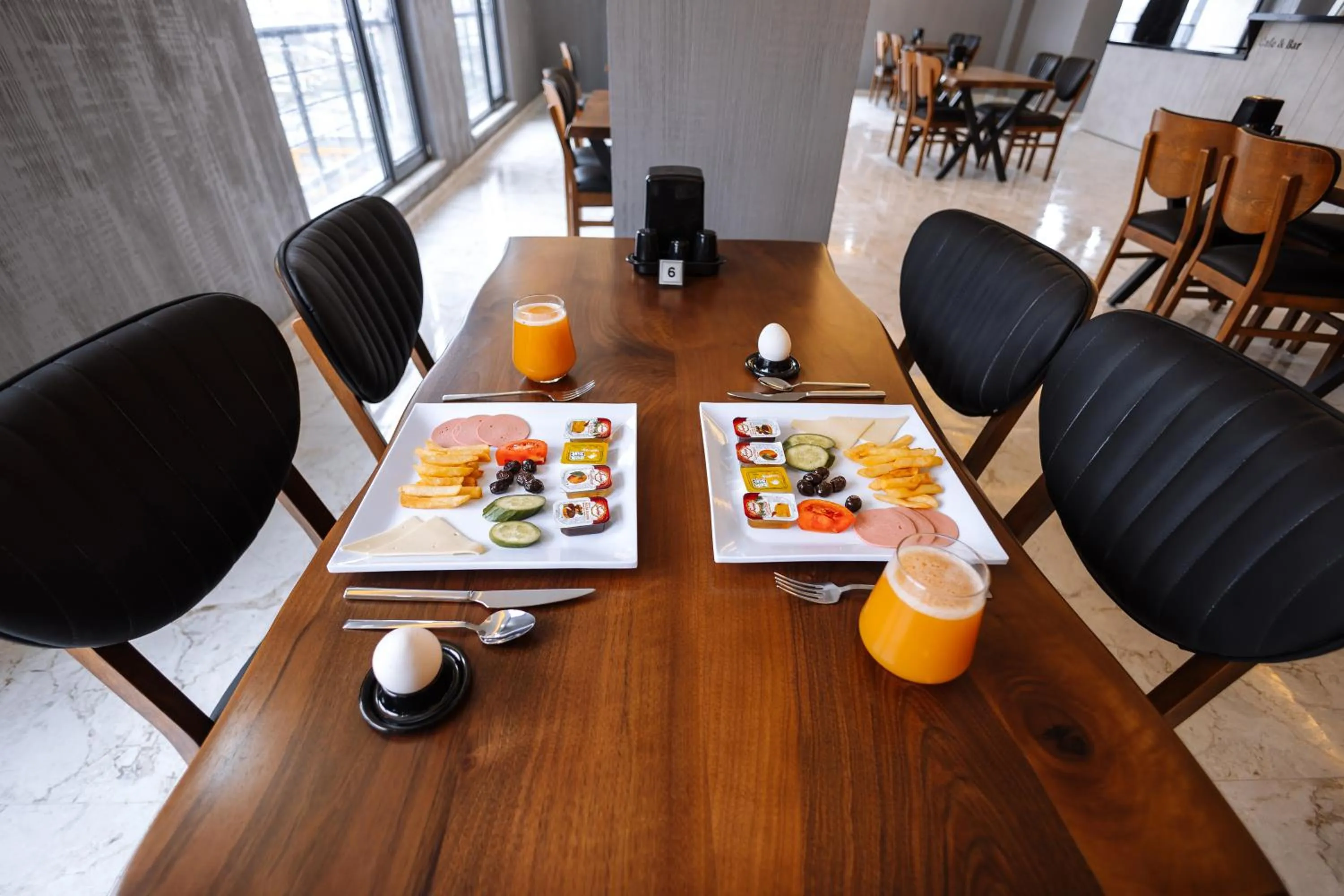 Restaurant/places to eat in Meyzi Hotel