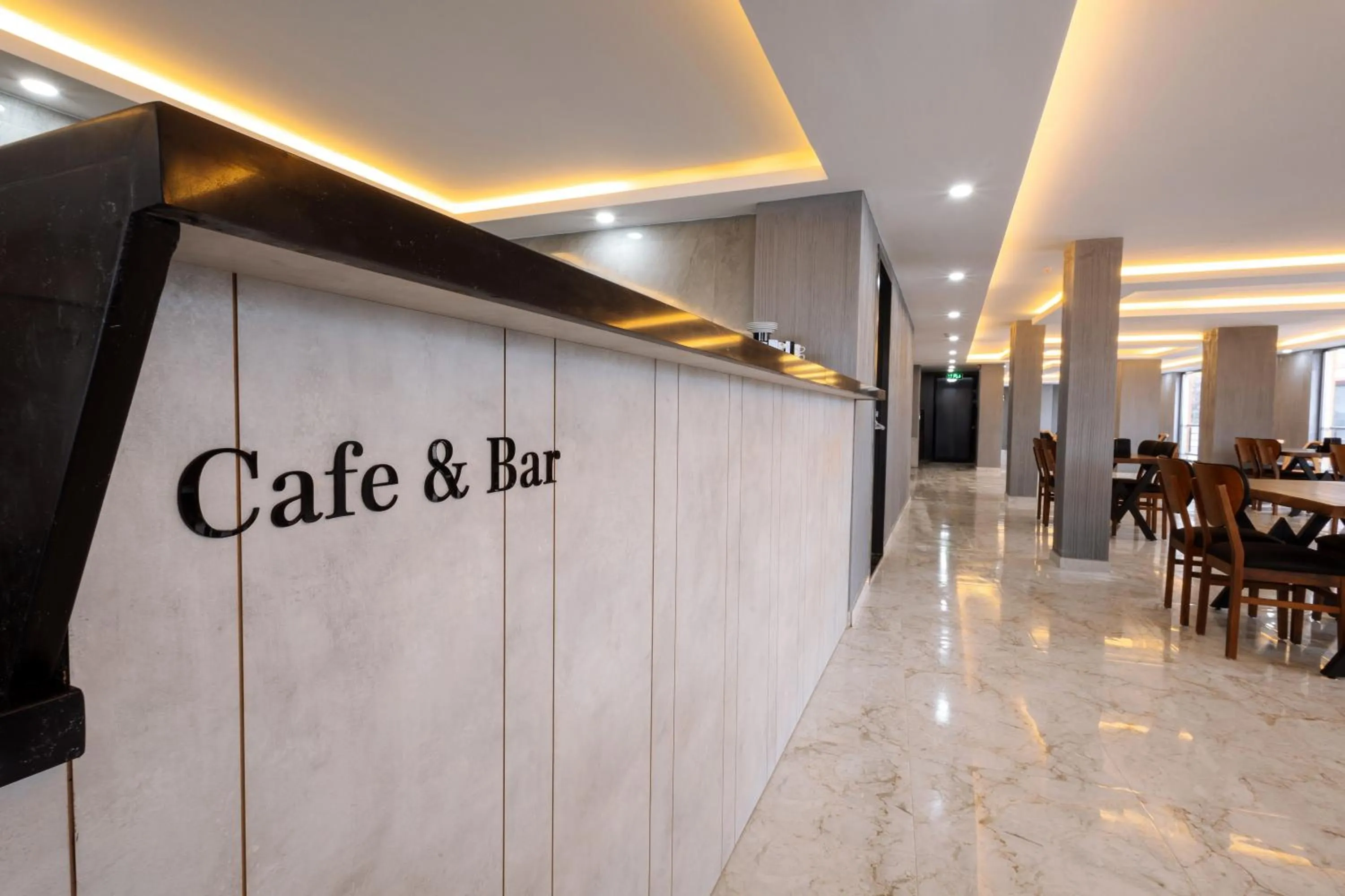 Restaurant/places to eat in Meyzi Hotel