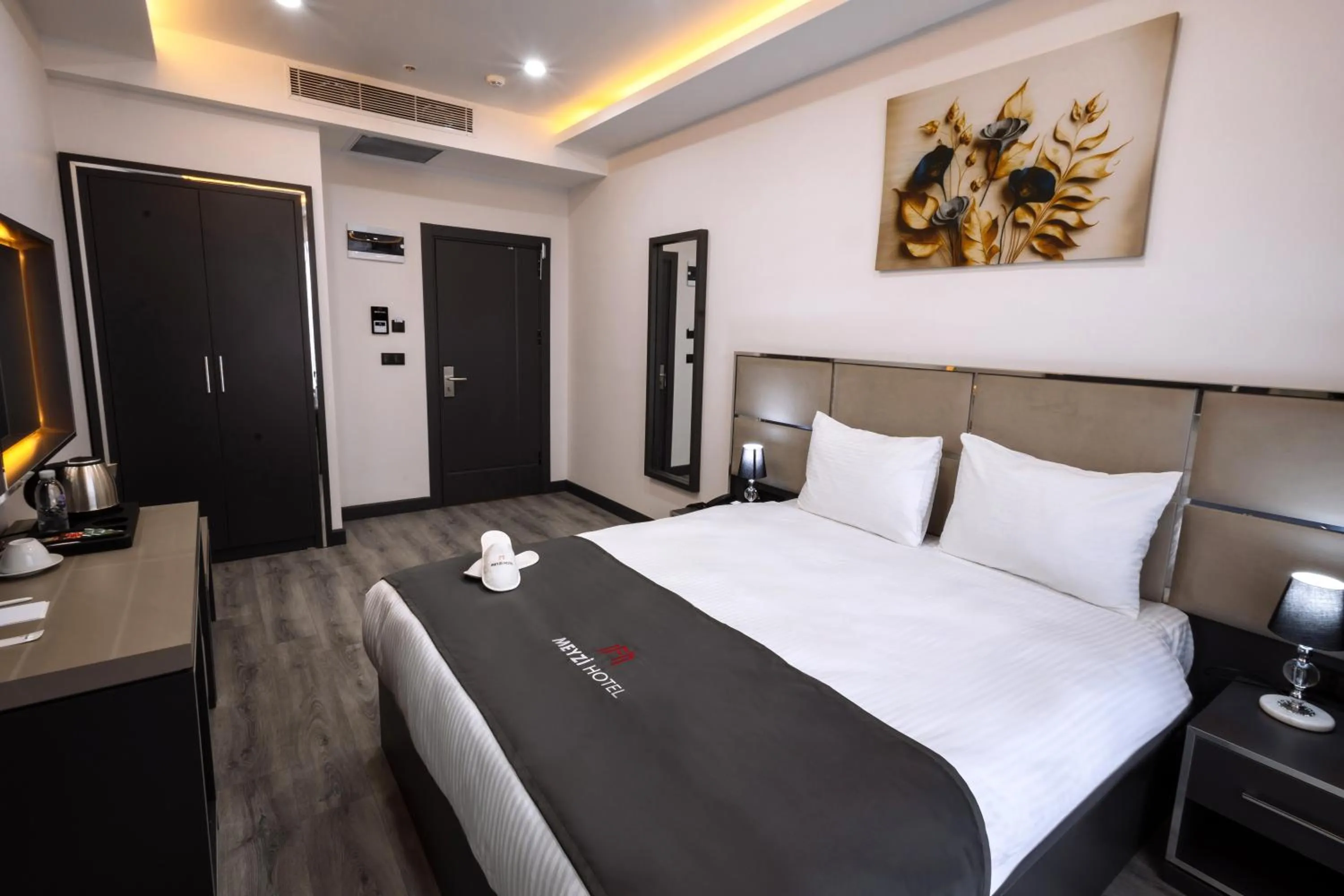 TV and multimedia, Bed in Meyzi Hotel