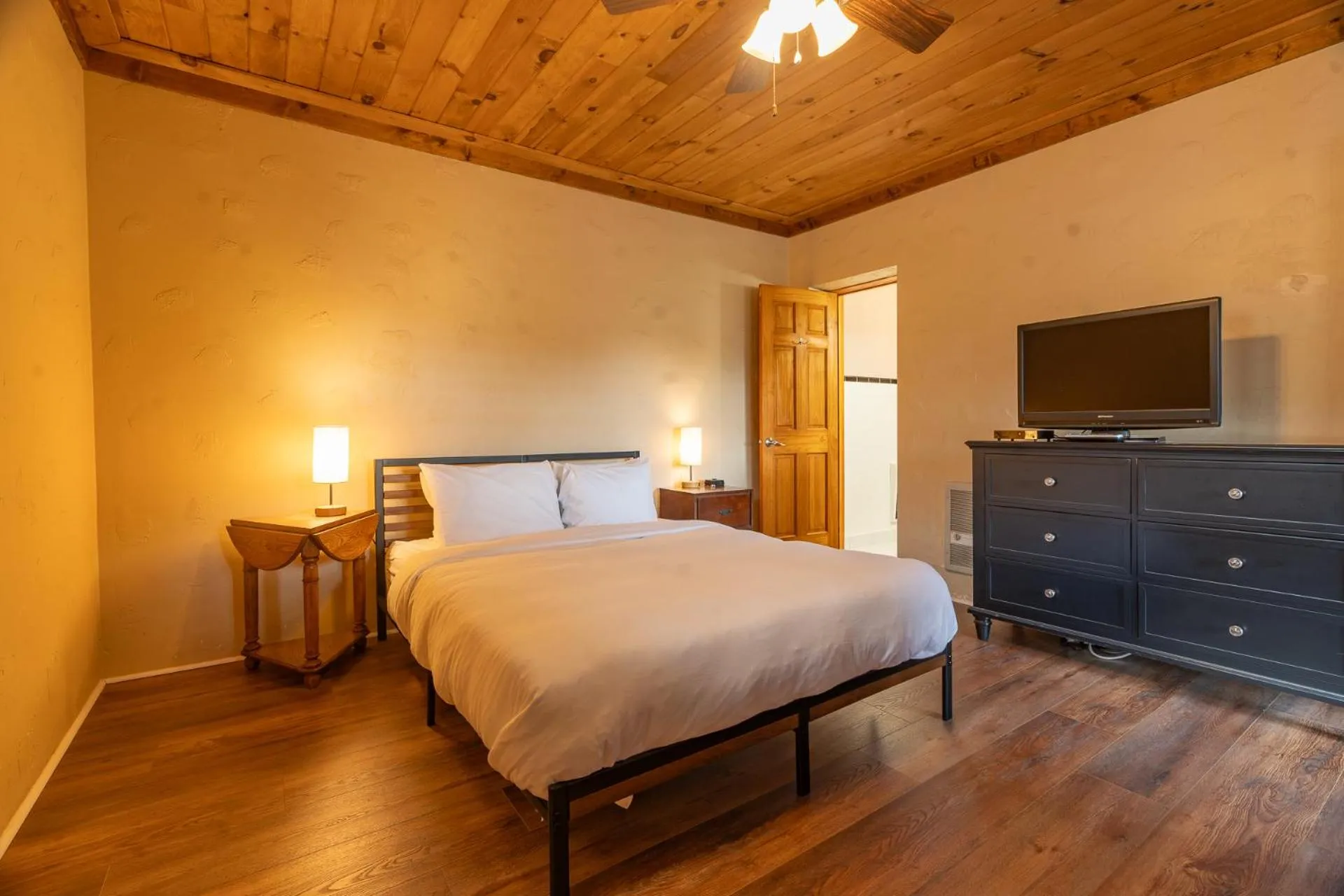 Bed in The Ridgeway Inn