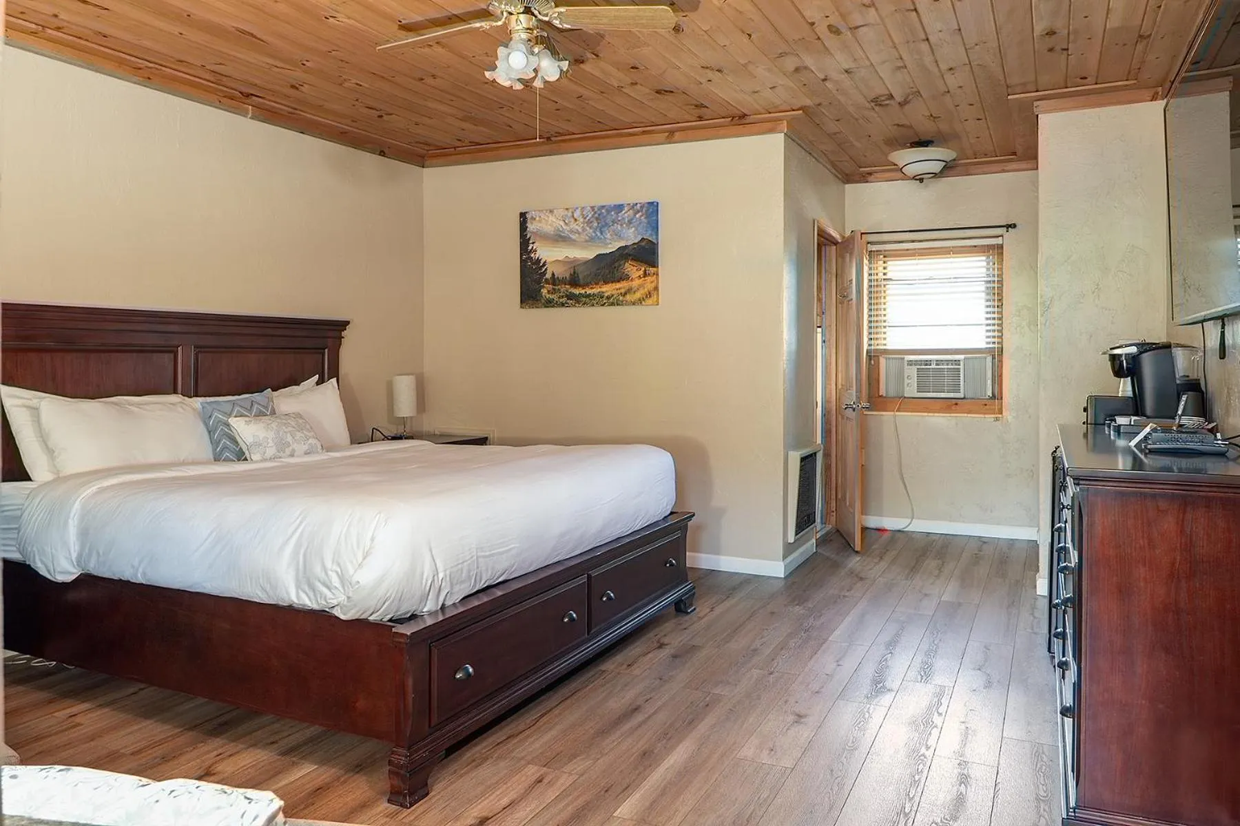 Photo of the whole room in The Ridgeway Inn