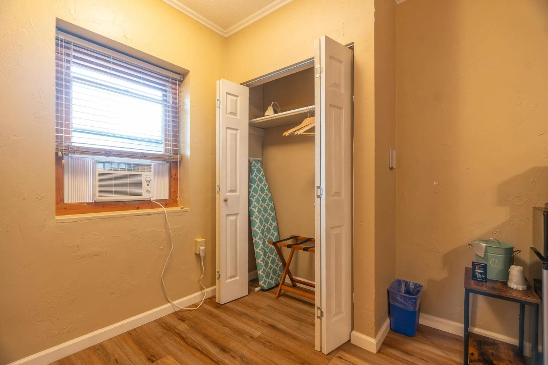 wardrobe in The Ridgeway Inn