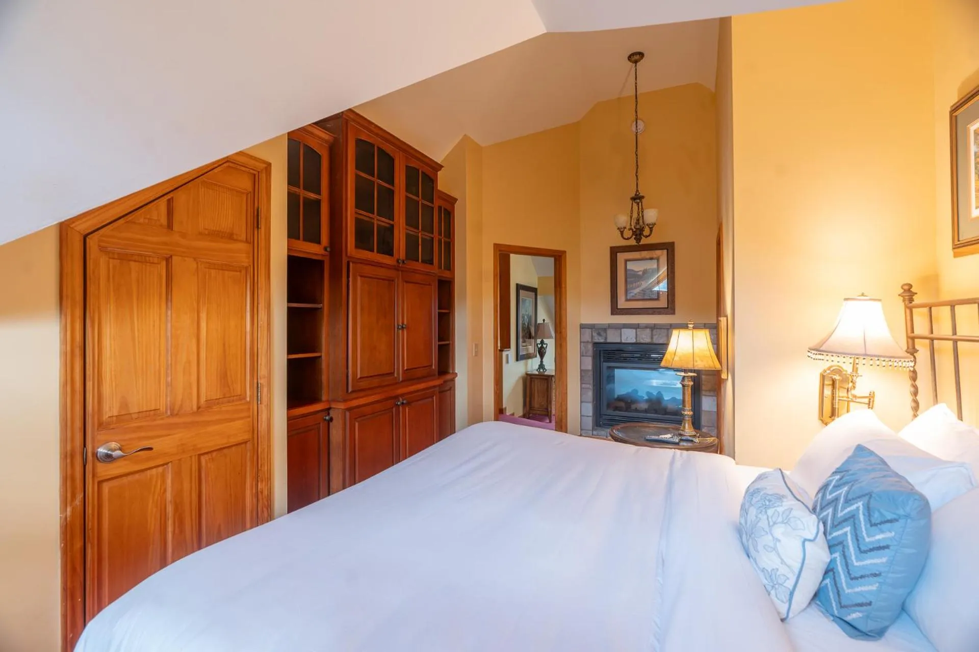 Bedroom in The Ridgeway Inn