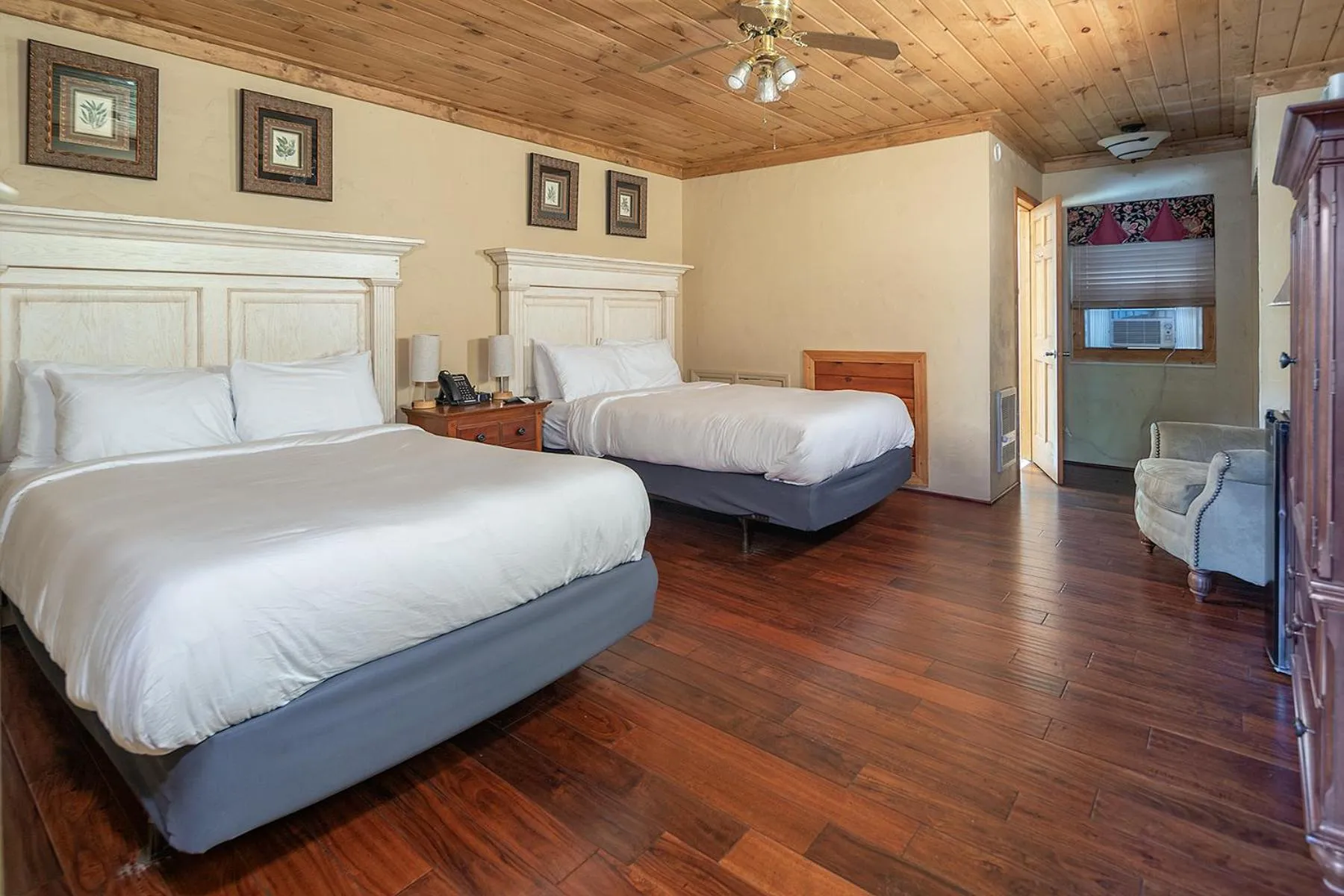 Photo of the whole room in The Ridgeway Inn