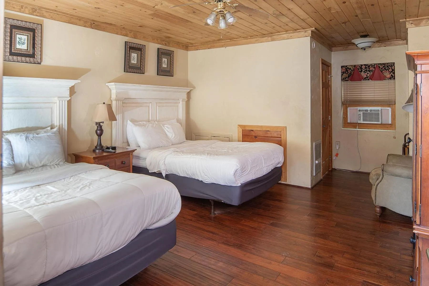 Photo of the whole room in The Ridgeway Inn