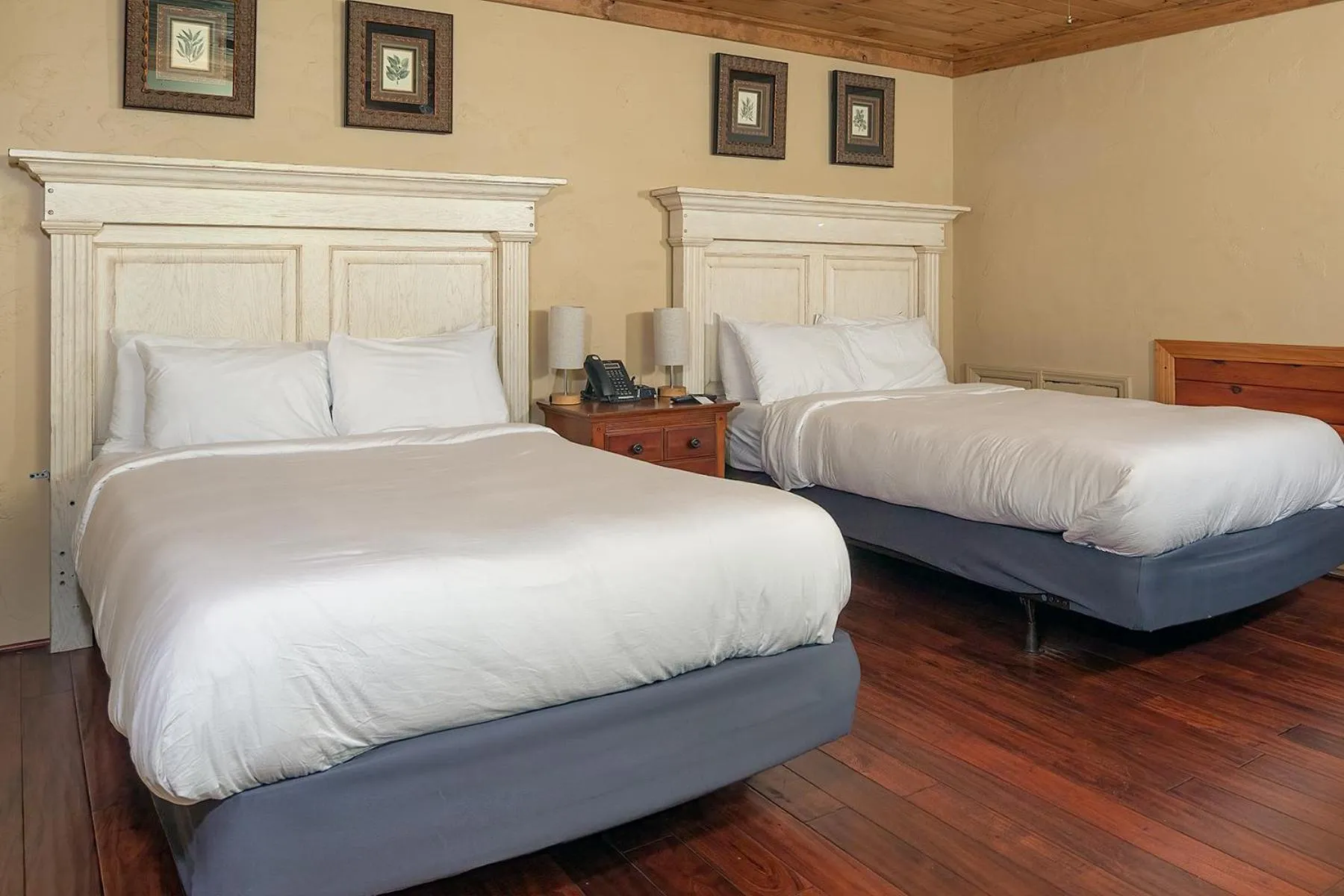 Bed in The Ridgeway Inn