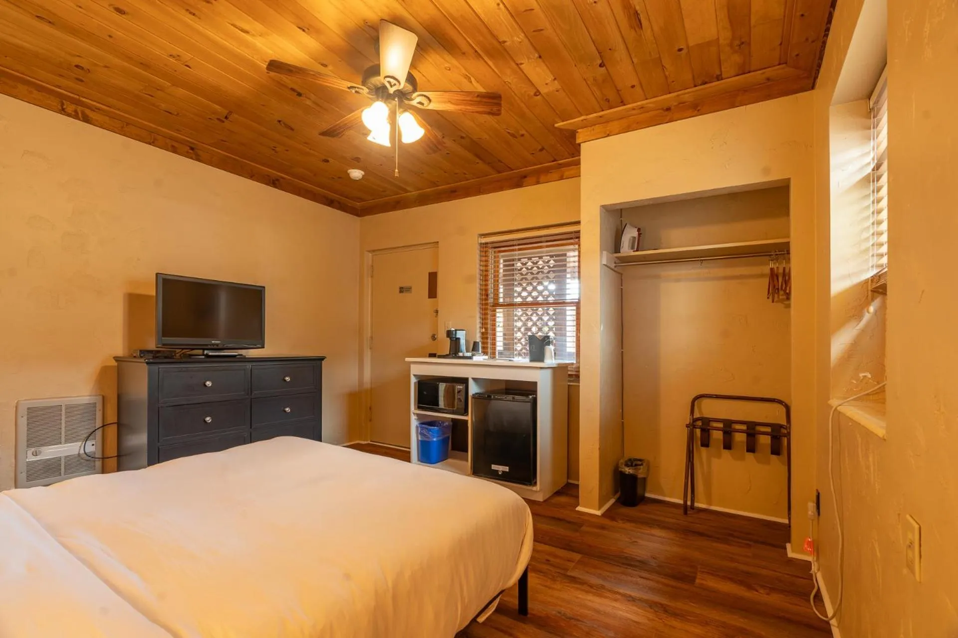 Photo of the whole room in The Ridgeway Inn