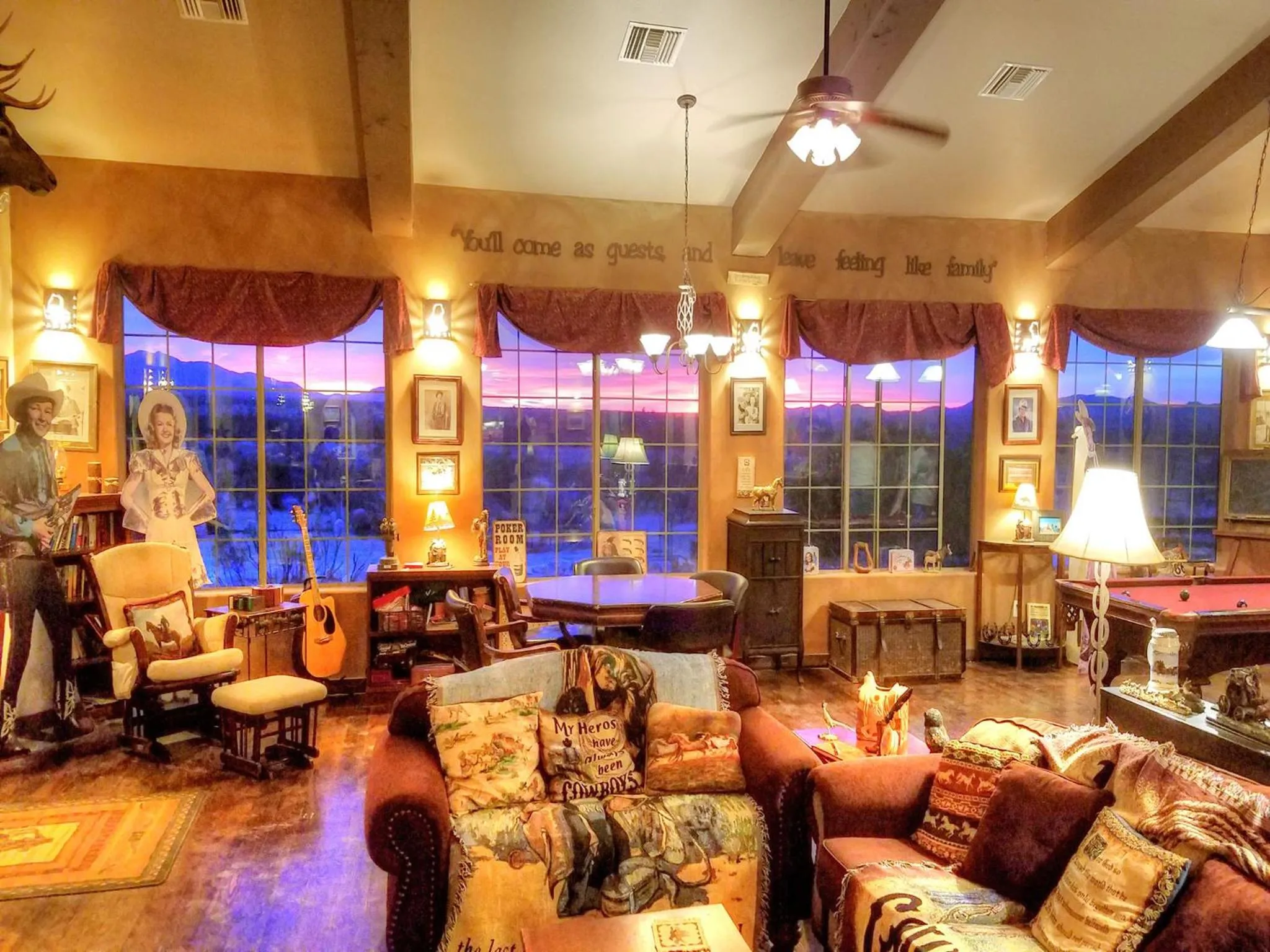 Communal lounge/ TV room in Stagecoach Trails Guest Ranch