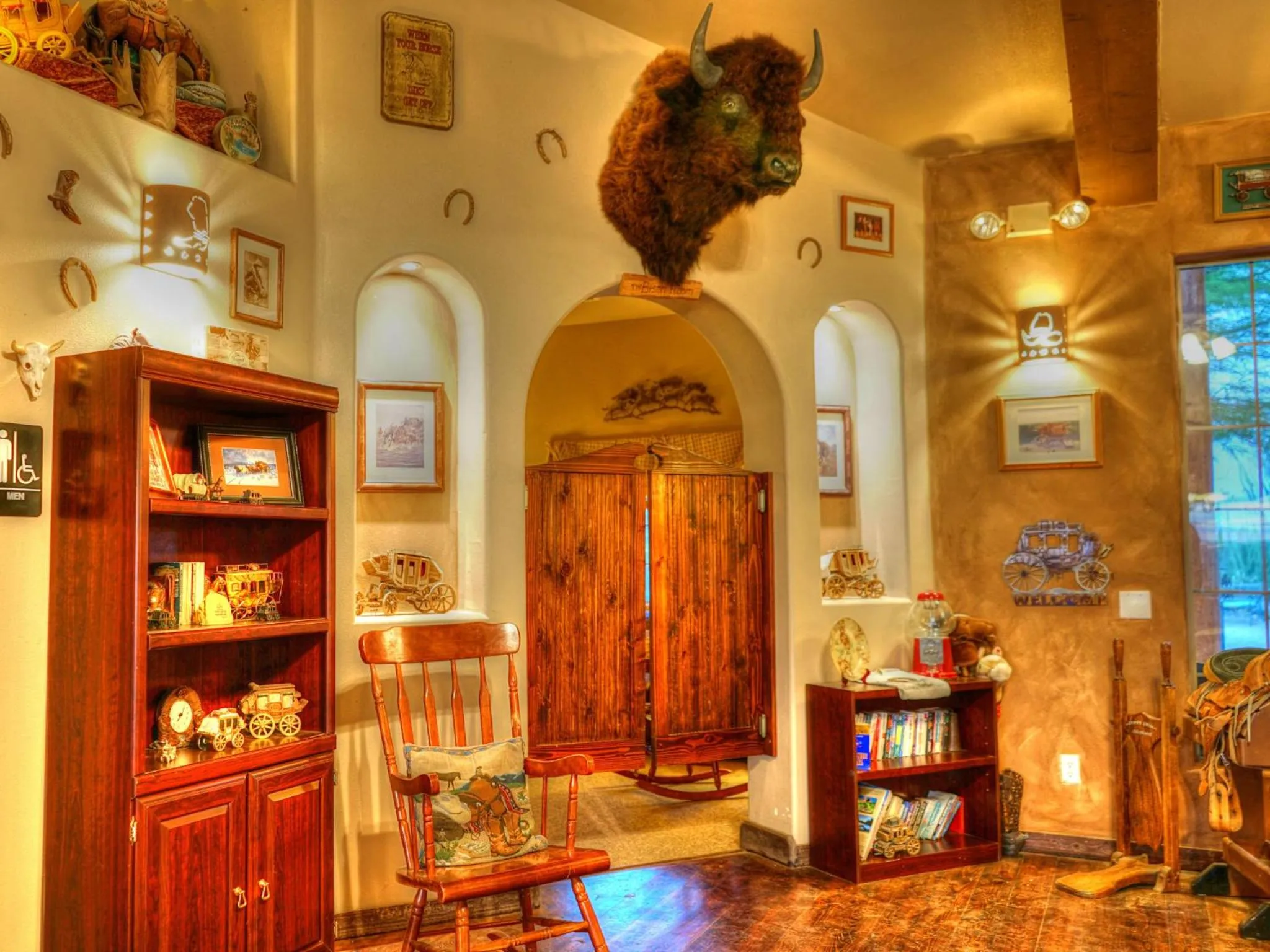 Communal lounge/ TV room in Stagecoach Trails Guest Ranch