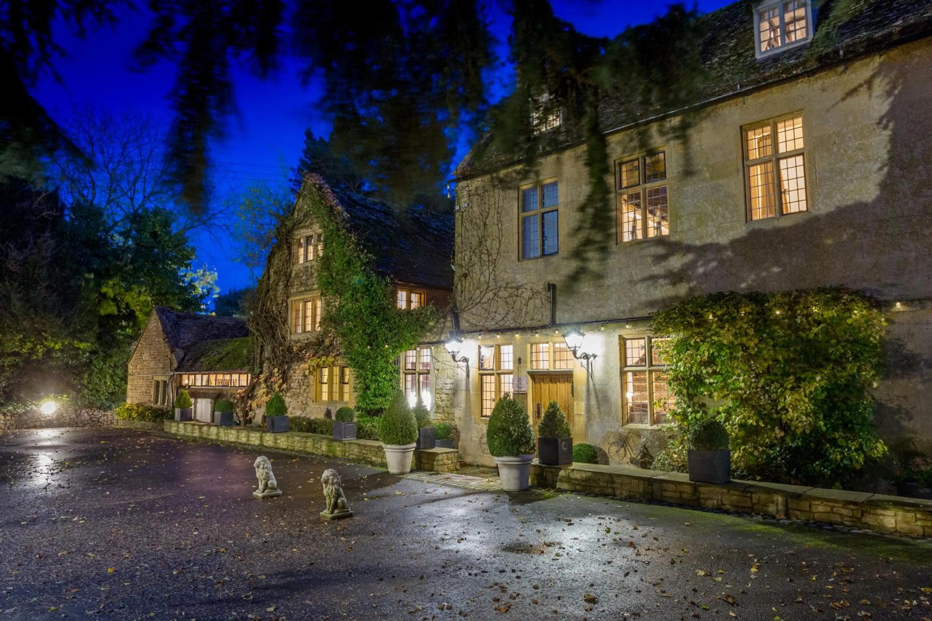 Property building in Charingworth Manor