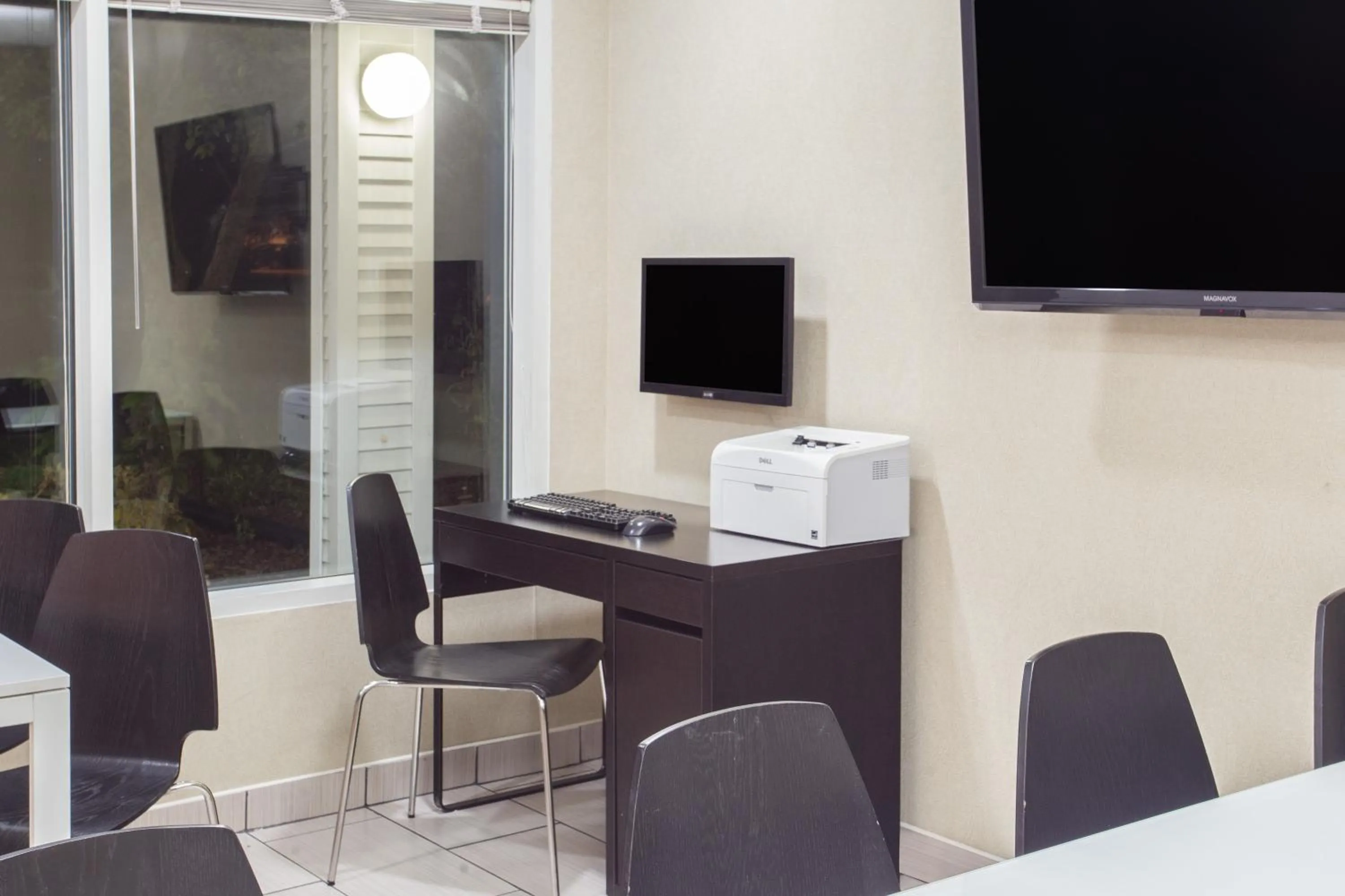 Business facilities, TV/Entertainment Center in Super 8 by Wyndham Madison East