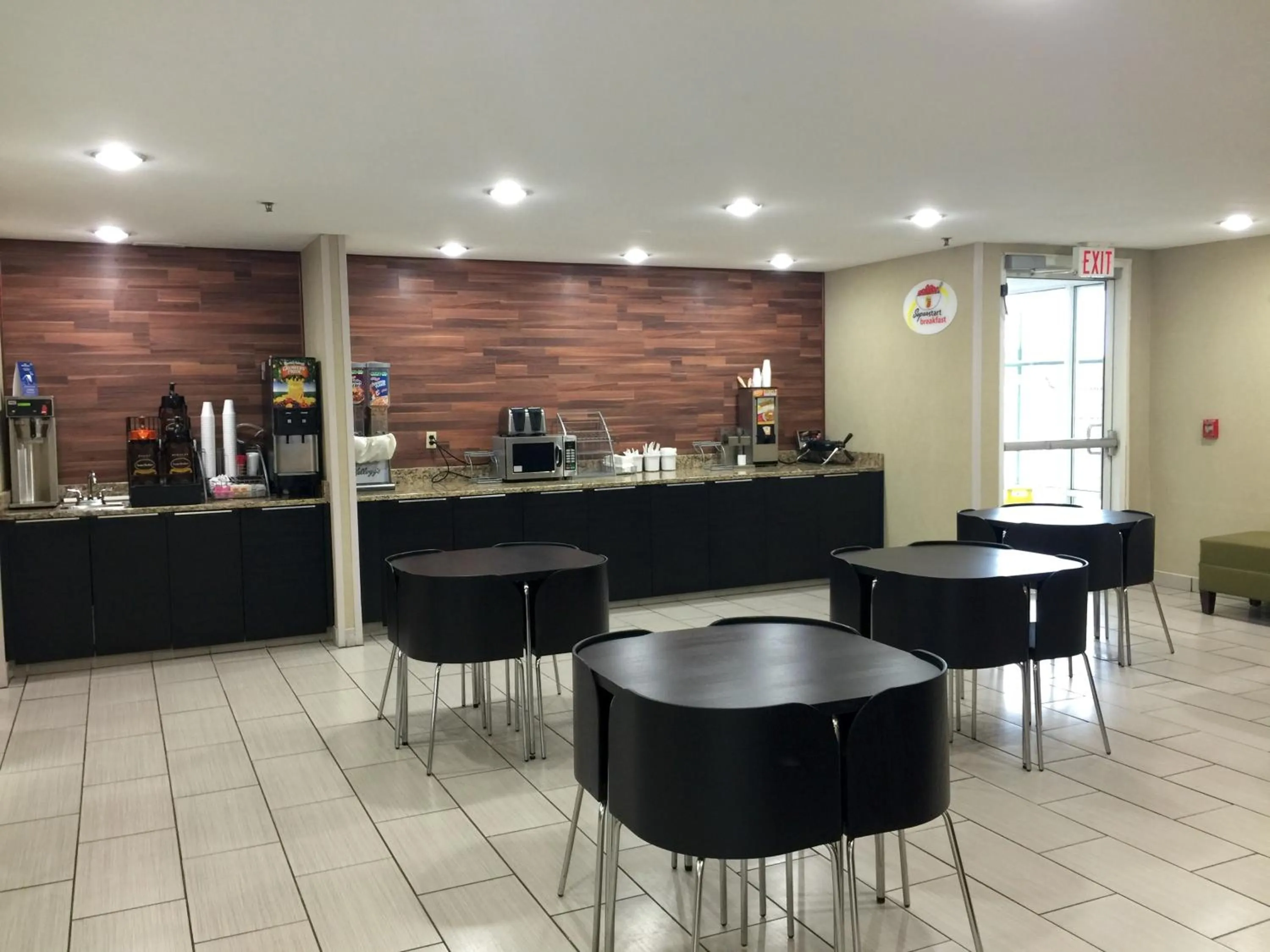 Restaurant/Places to Eat in Super 8 by Wyndham Madison East