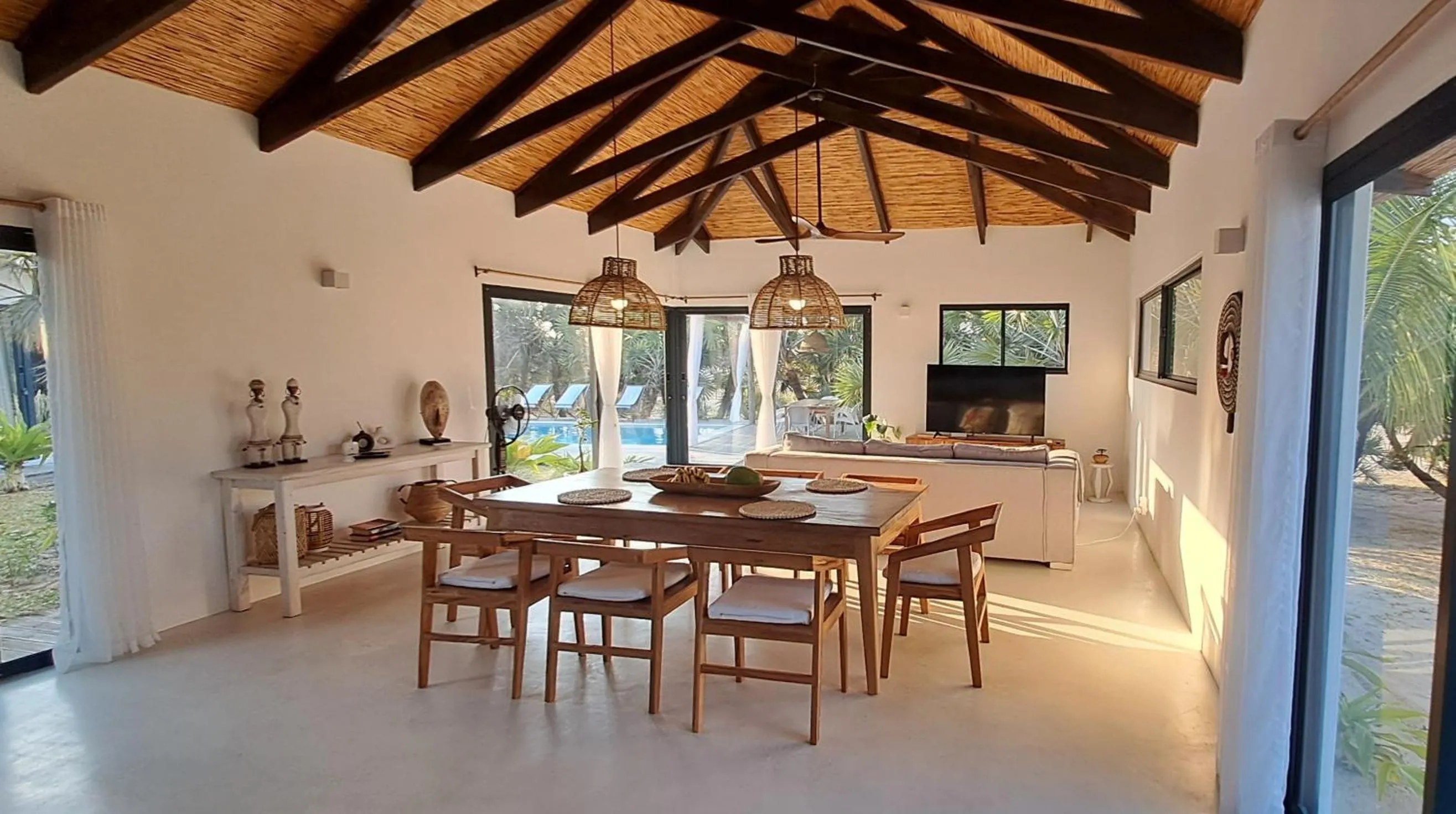 Coral Villa - Beachfront Villa with Private Pool by Karula