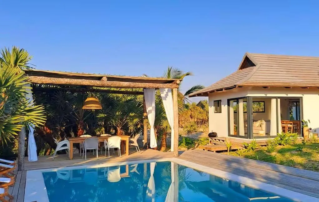 Coral Villa - Beachfront Villa with Private Pool by Karula