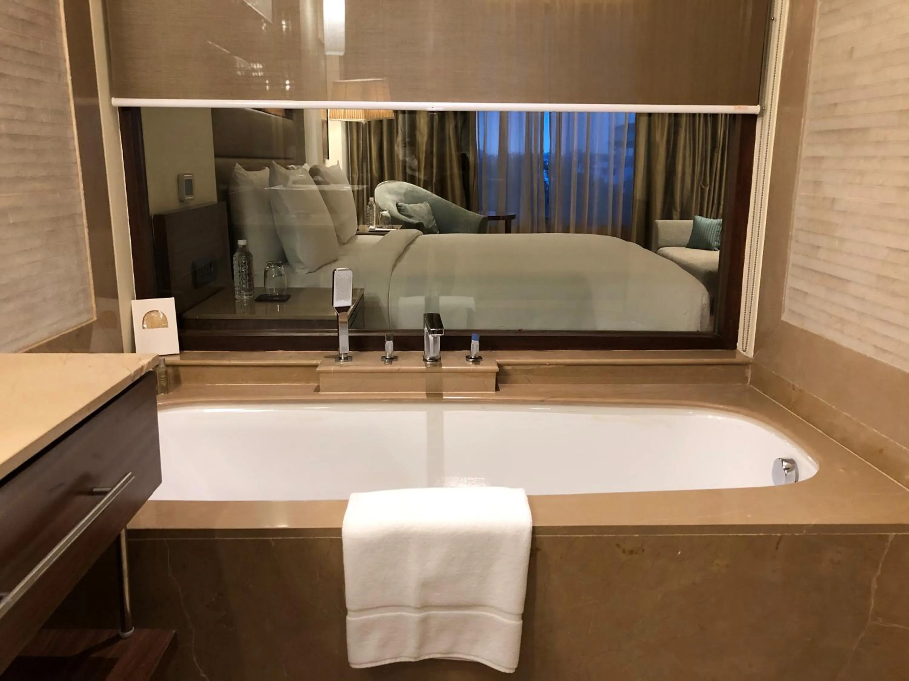 Bath, Bed in DoubleTree by Hilton Agra