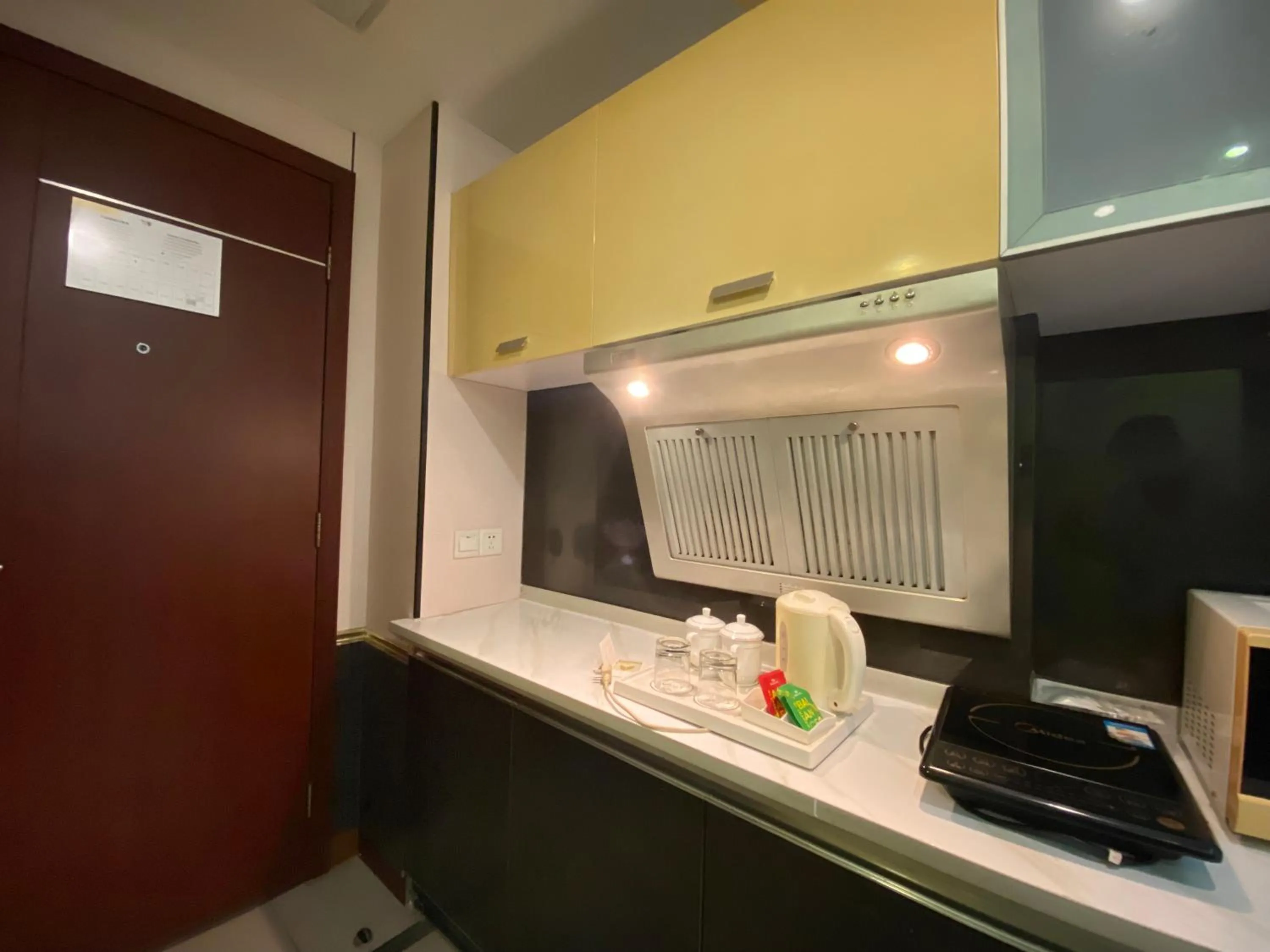 kitchen, Kitchen/Kitchenette in 悦丰酒店广州银丰国际公寓北站店