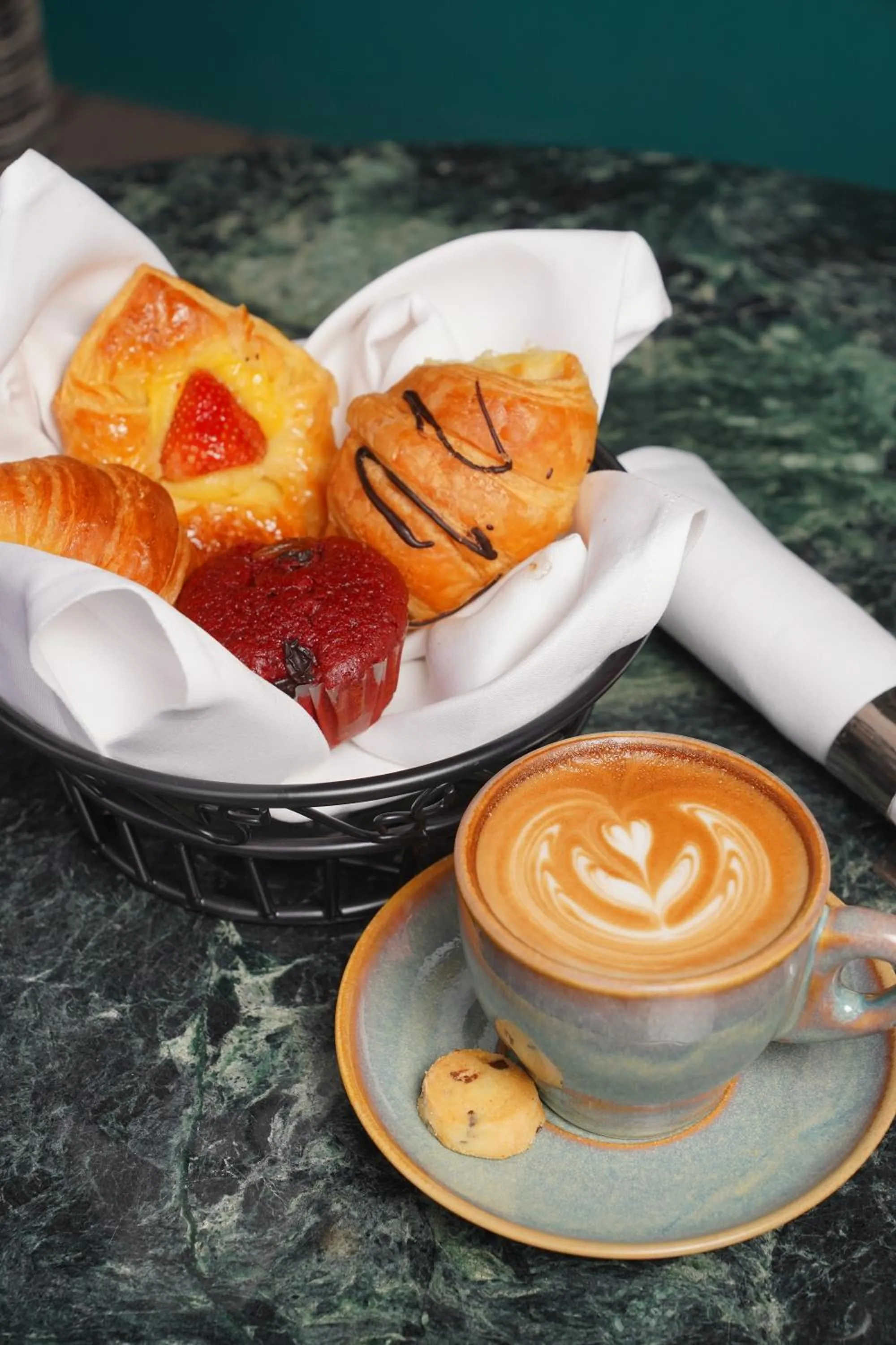 Restaurant/places to eat in Daeha Serviced Apartment