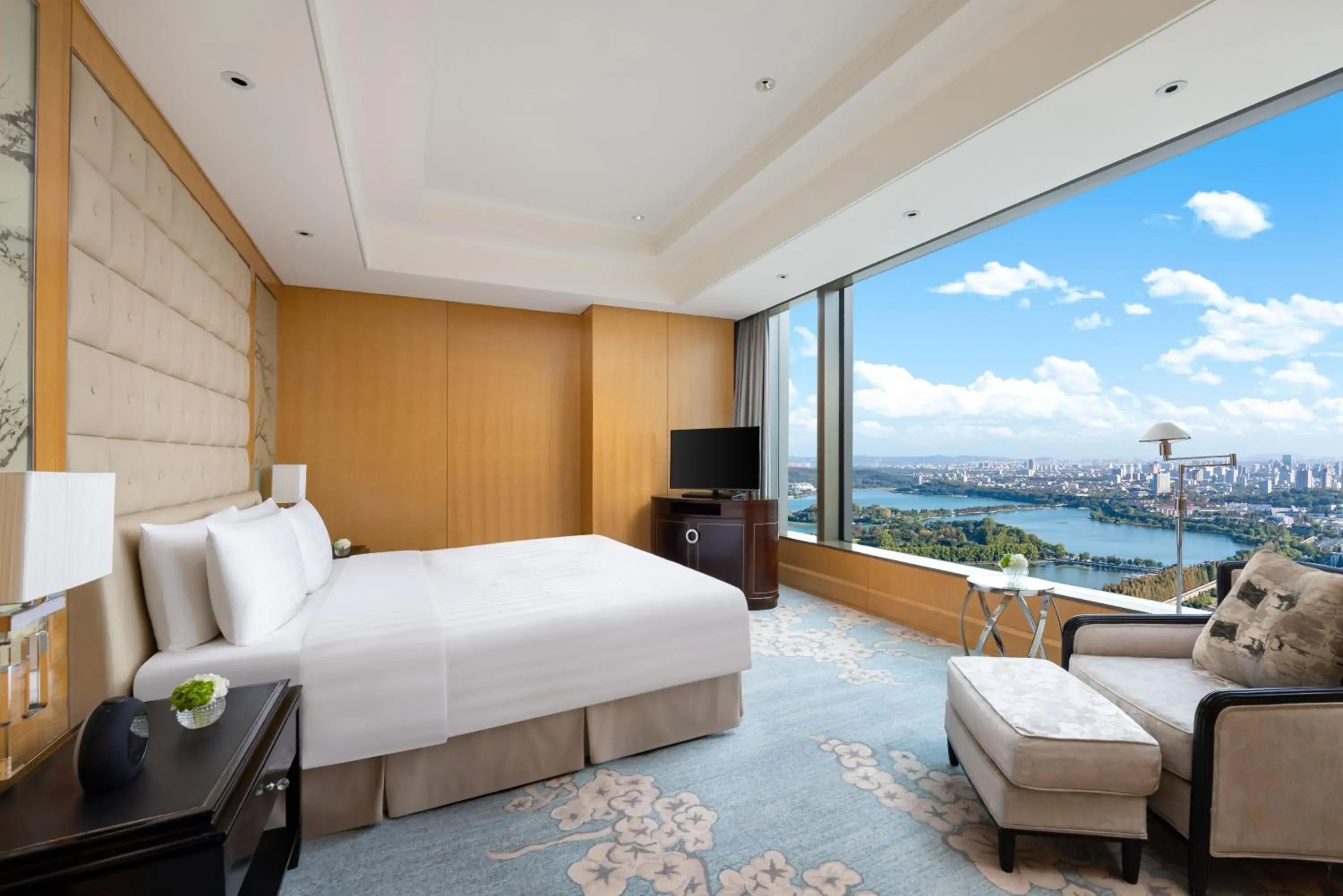 Bedroom, Bed in Shangri-La Nanjing Bedroom, Bed in Shangri-La Nanjing