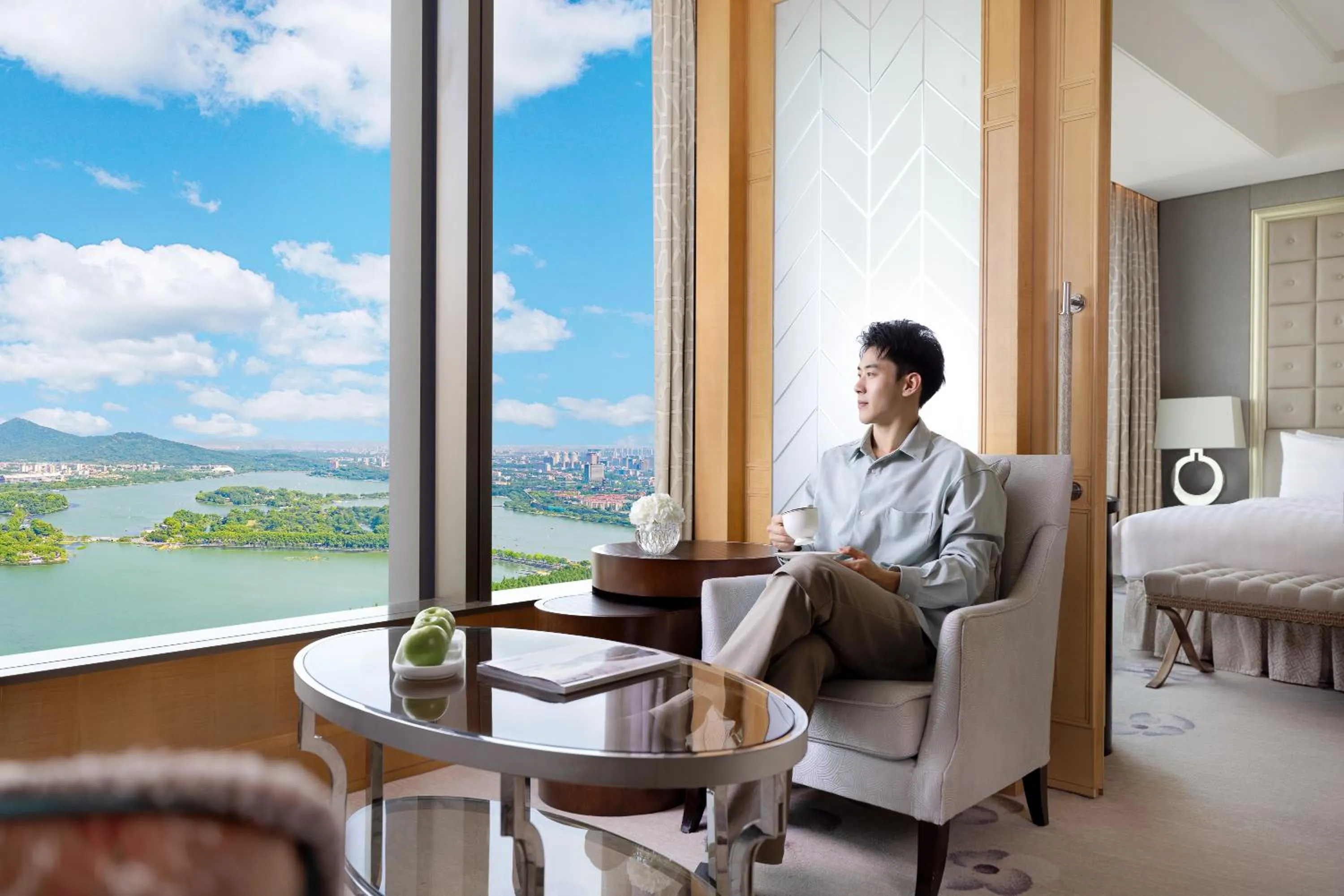 Lake view, Bed in Shangri-La Nanjing