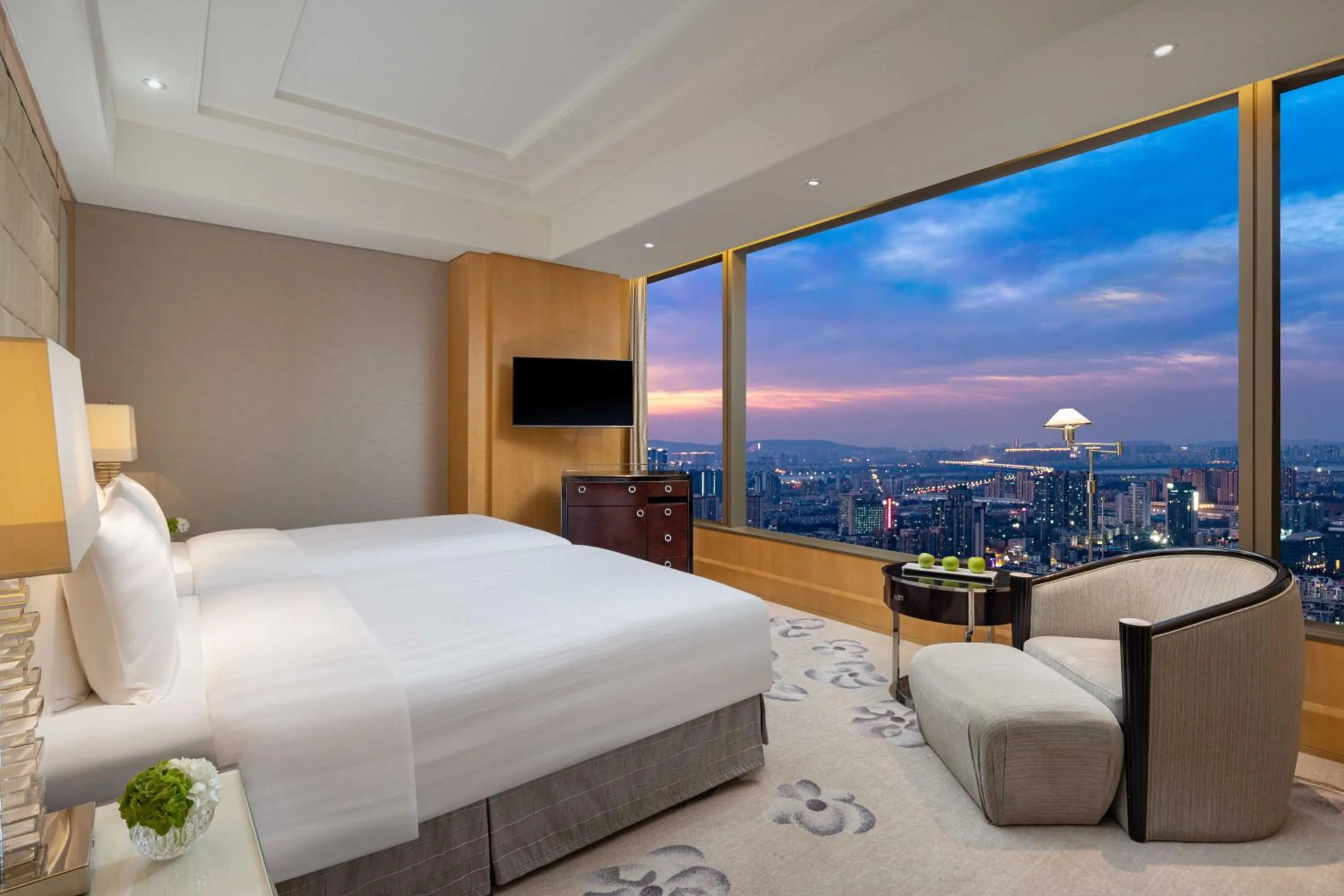 Bedroom, Bed in Shangri-La Nanjing