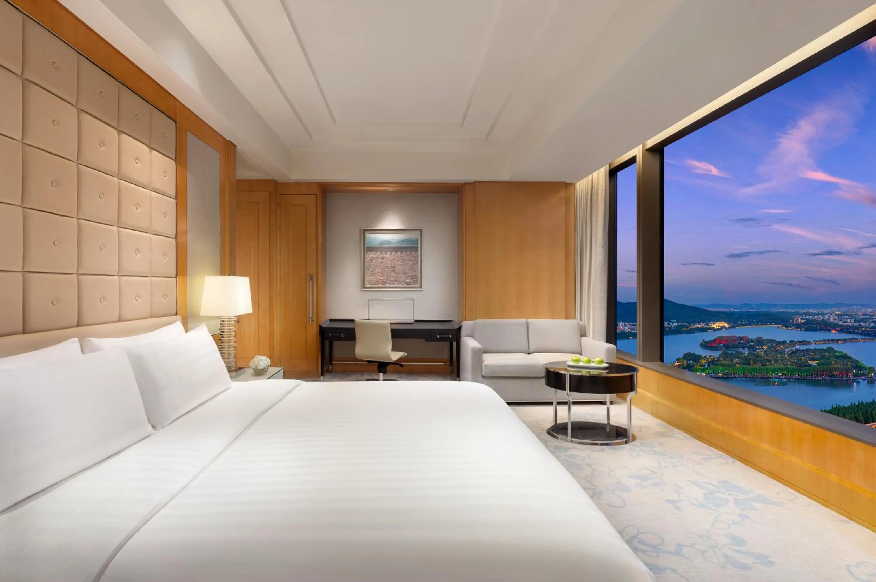 Bedroom, Bed in Shangri-La Nanjing