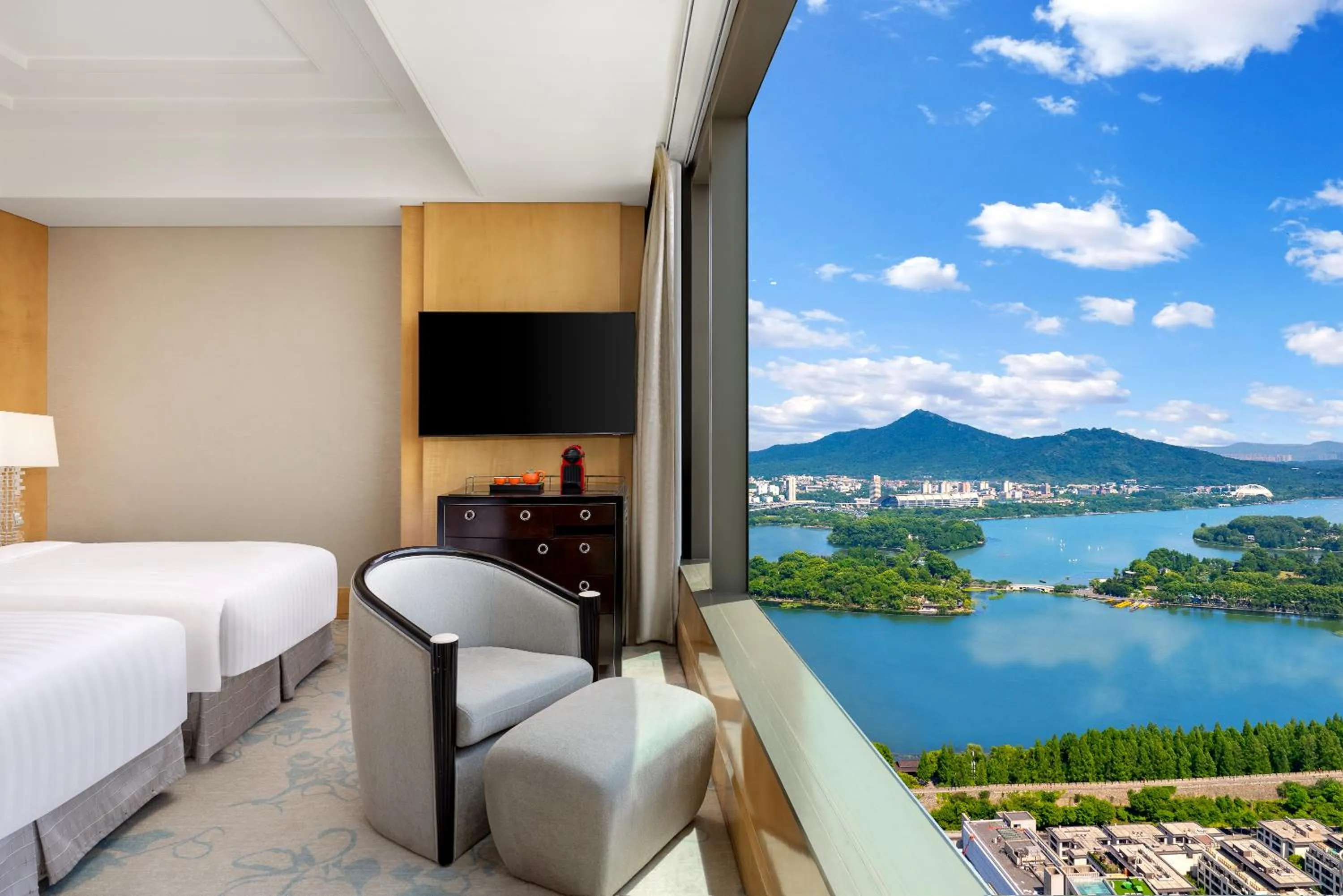Lake view, Bed in Shangri-La Nanjing